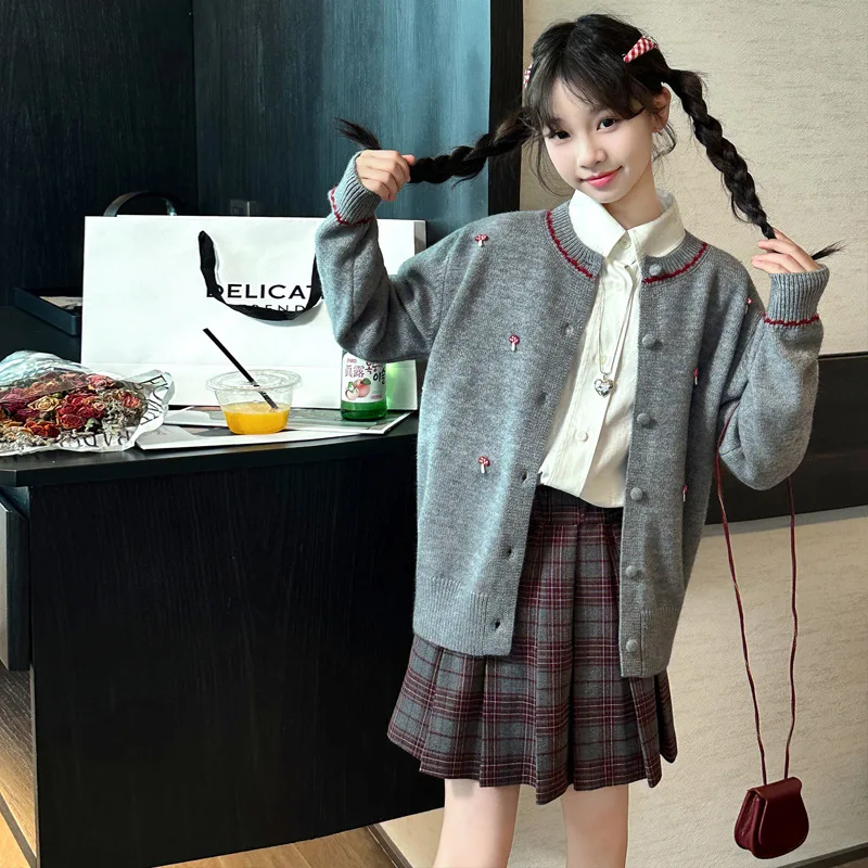 

Детский комплект из 3 предметов для девочек, осенняя футболка с отложным воротником + вязаное пальто с 3D грибами + клетчатая плиссированная юбка, комплекты школьных девочек