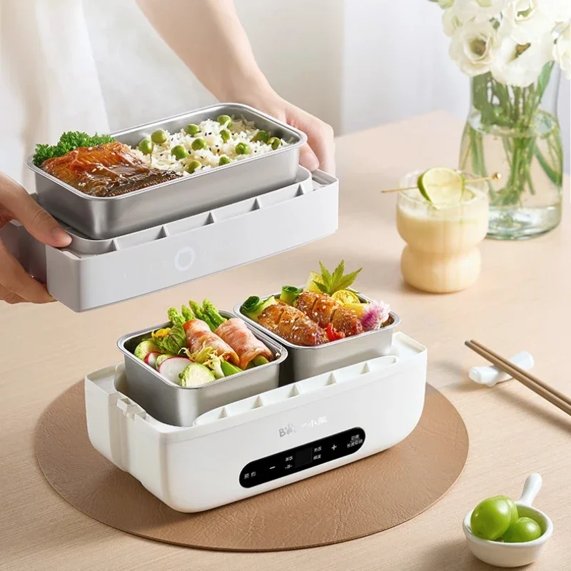 Heating lunch box can be plugged in for steaming and heat preservation. Self-heating lunch box. Office worker hot meal artifact