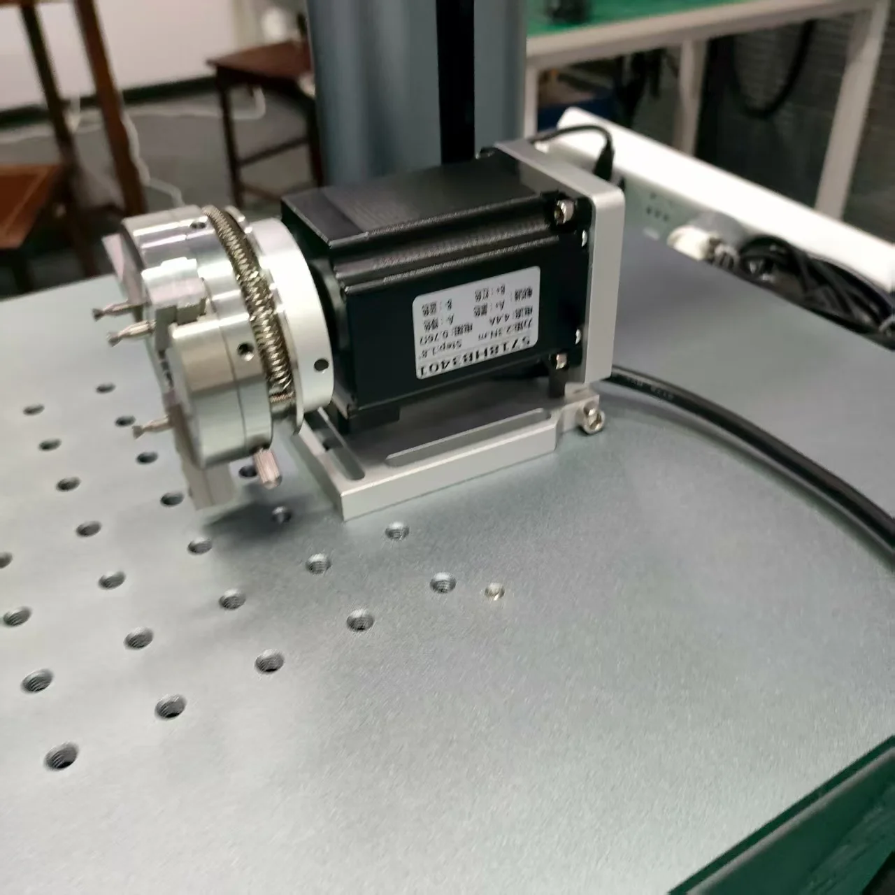 

Многоформатная машина для лазерной маркировки волокна рабочей зоны 300 мм на 300 мм для продуктов больших размеров, таких как чехол для ноутбука, детали машины