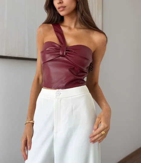 سترة صيفية بلون سادة ورقبة مائلة وكتف واحد بدون أكمام للنساء، شخصية عصرية، سترة جلدية مثيرة