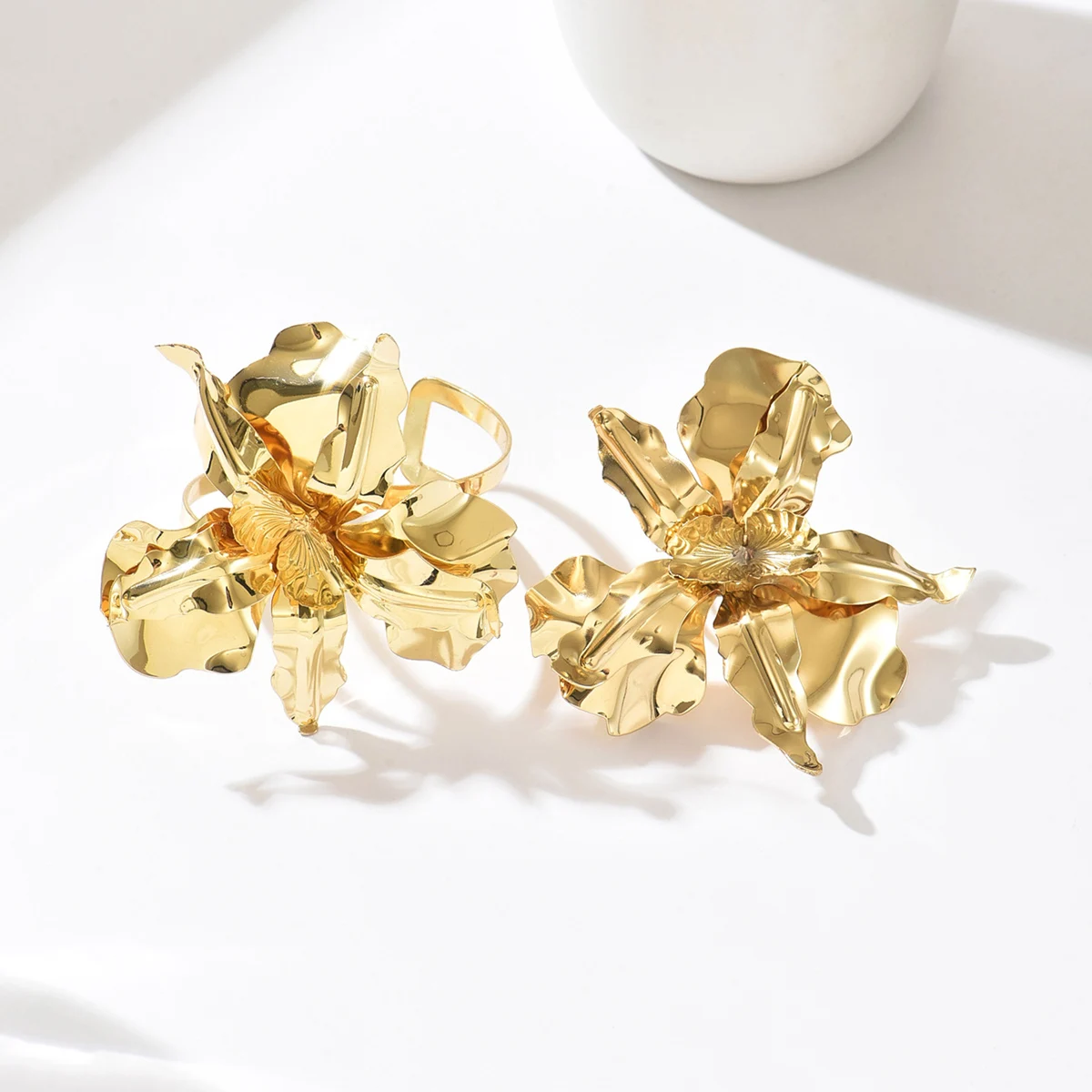 1 Set of Exaggerated Retro Metal Large Flower Bracelet and Ring Set, Punk Fashion Three-Dimensional Floral Upper Arm Bracelet and Index Finger Ring Accessories
