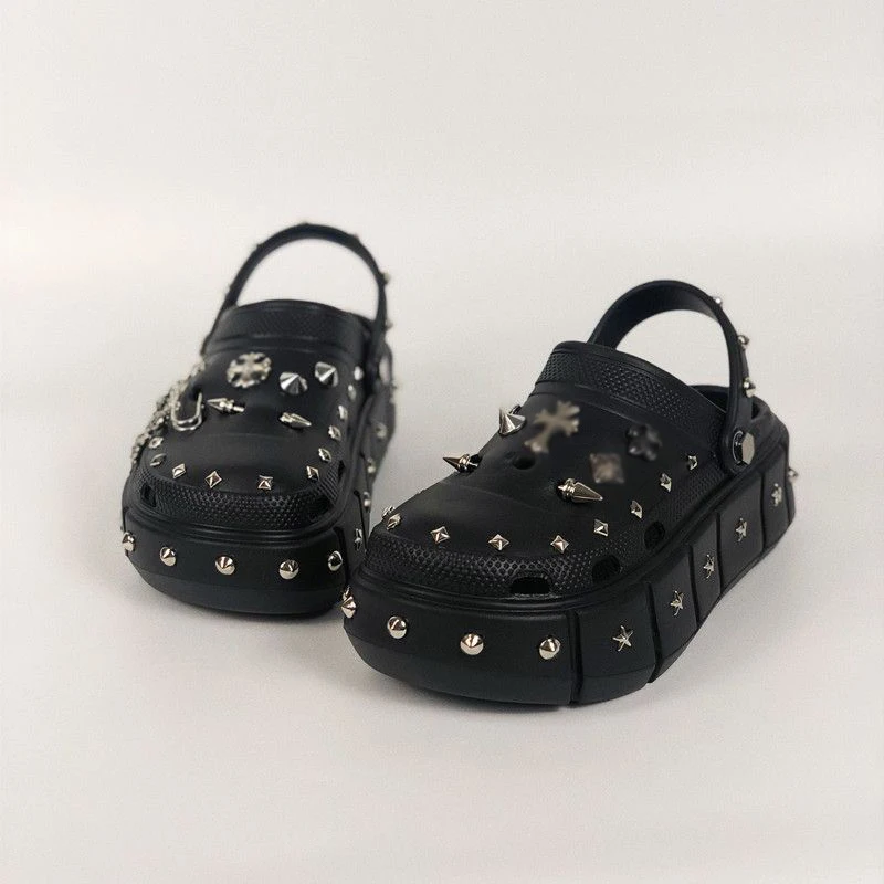 Zapatillas de plataforma de verano para mujer, sandalias con remaches Punk, zapatos para jardín, tacones altos, dijes de Metal, zapatos informales