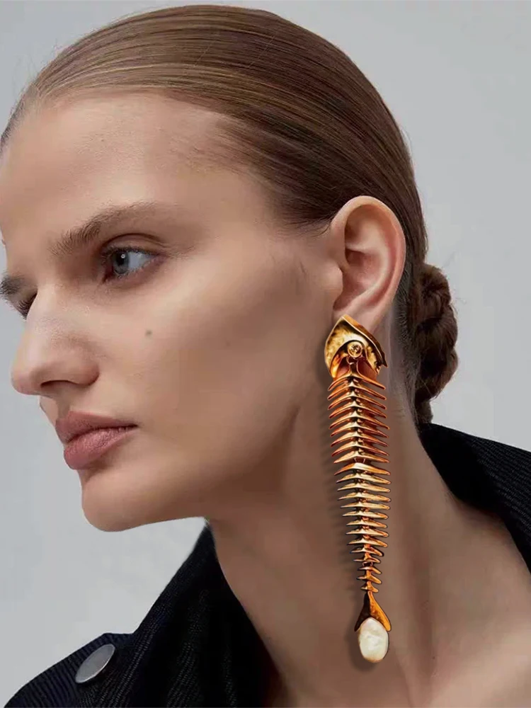 

Fishbone Paired With Baroque Pearl Shoulder Sweeping Earrings