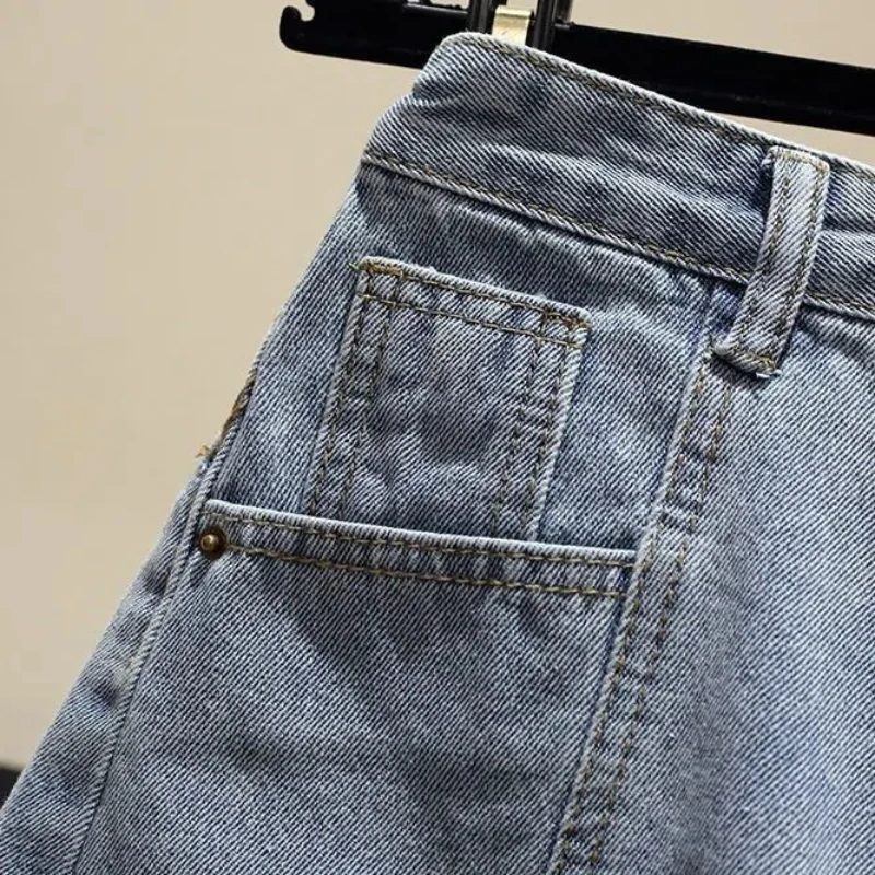 Celana pendek DENIM แฟชั่นแนวสตรีทสำหรับผู้หญิงฤดูร้อนยีนส์ขาสั้นสั้นลำลองสีพื้นเอวสูงเข้ารูปขอบไฟสีน้ำเงินดำลำลอง