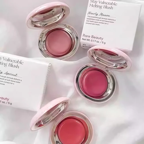 Imagen 2 del producto Brillo de labios líquido de belleza rara con un crema de colorete brillante y brillante para un aspecto regordete y duradero, base de imprimación en aerosol