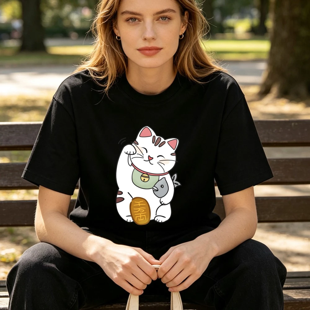 Lucky Cat Holding Fish Tee White Maneki Neko Fortune Men Cotton Streetwear Tops Kawaii Fortune Cat Cartoon Graphic Tshirt