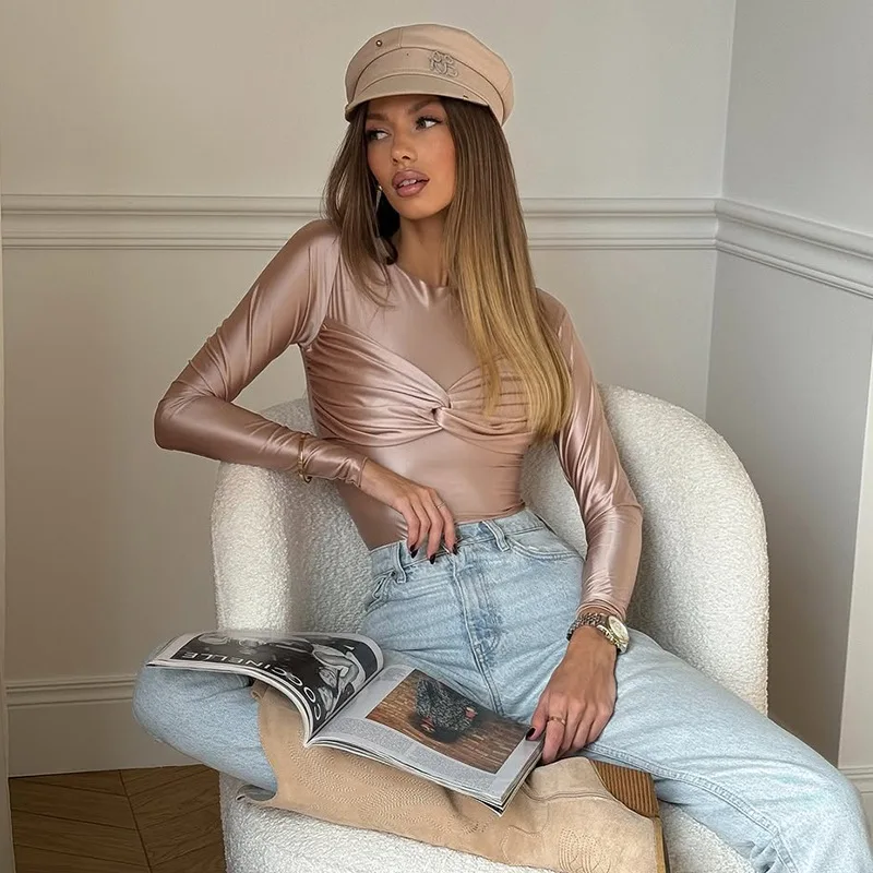 

Новинка Весна 2026: Элегантный приталенный топ-футболка с круглым вырезом, плиссированными длинными рукавами, доступен в различных цветах и размерах