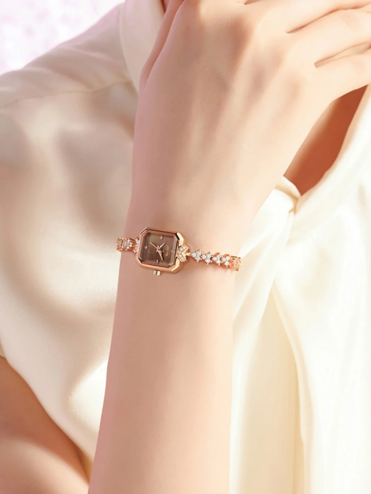 ساعة نسائية مربعة فاخرة جديدة بمينا من اللؤلؤ وسوار من الزركون؛ ساعة يد كوارتز للنساء ساعة نسائية عصرية. #2