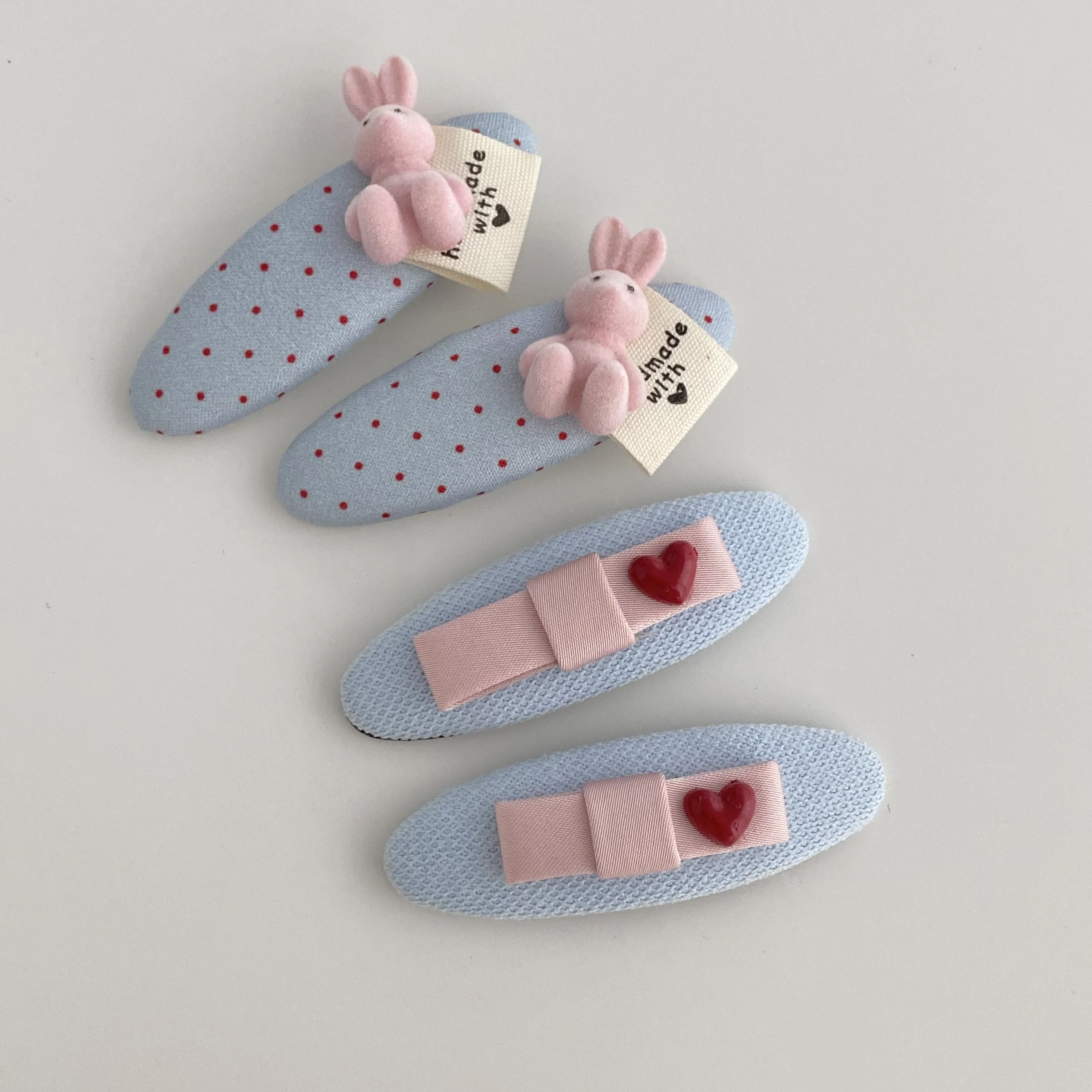 2er-Set niedliche blaue Stoff-Haarspangen mit rosa Hasen- und Herz-Dekor, süße gepunktete Entenschnabel-Clips für Mädchen, hübsch für den Alltag – Detail 2