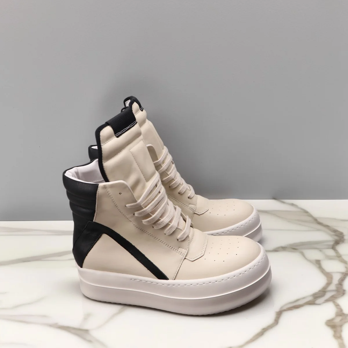 أحذية جلدية كاجوال للرجال أحذية نسائية عالية الجودة برباط علوي أحذية رياضية فاخرة باللون الأسود والأبيض للخريف