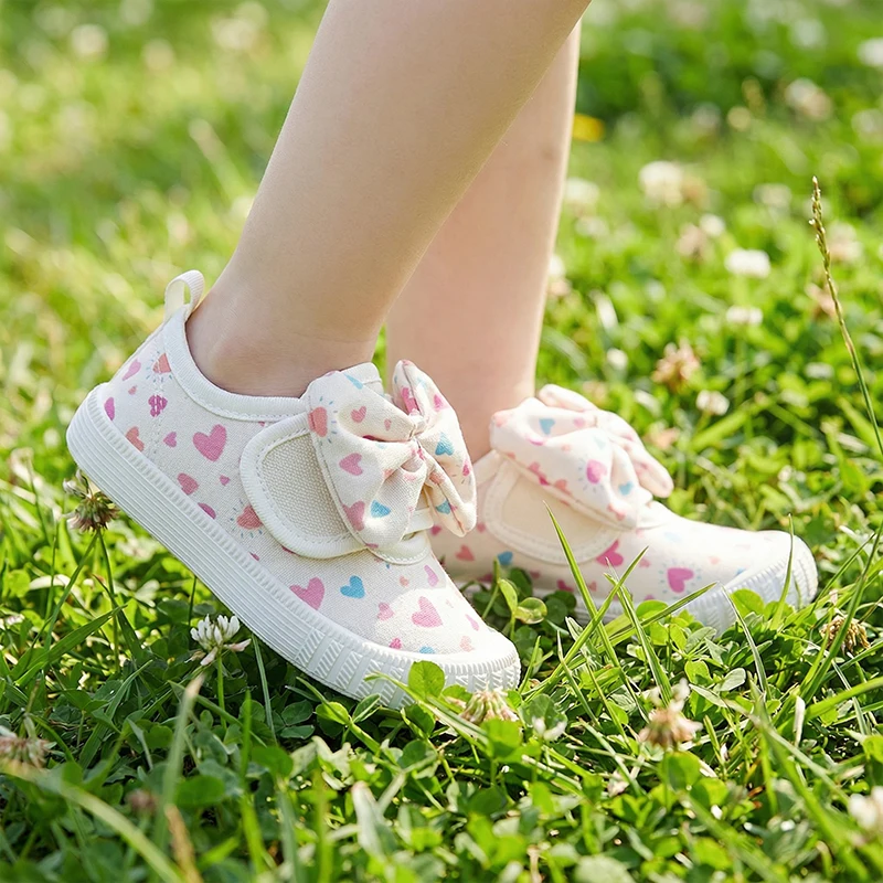 

Весенние новые стильные туфли на мягкой подошве для девочек, милые кеды с бантиком, повседневные туфли с принтом и застежкой-липучкой для детей.