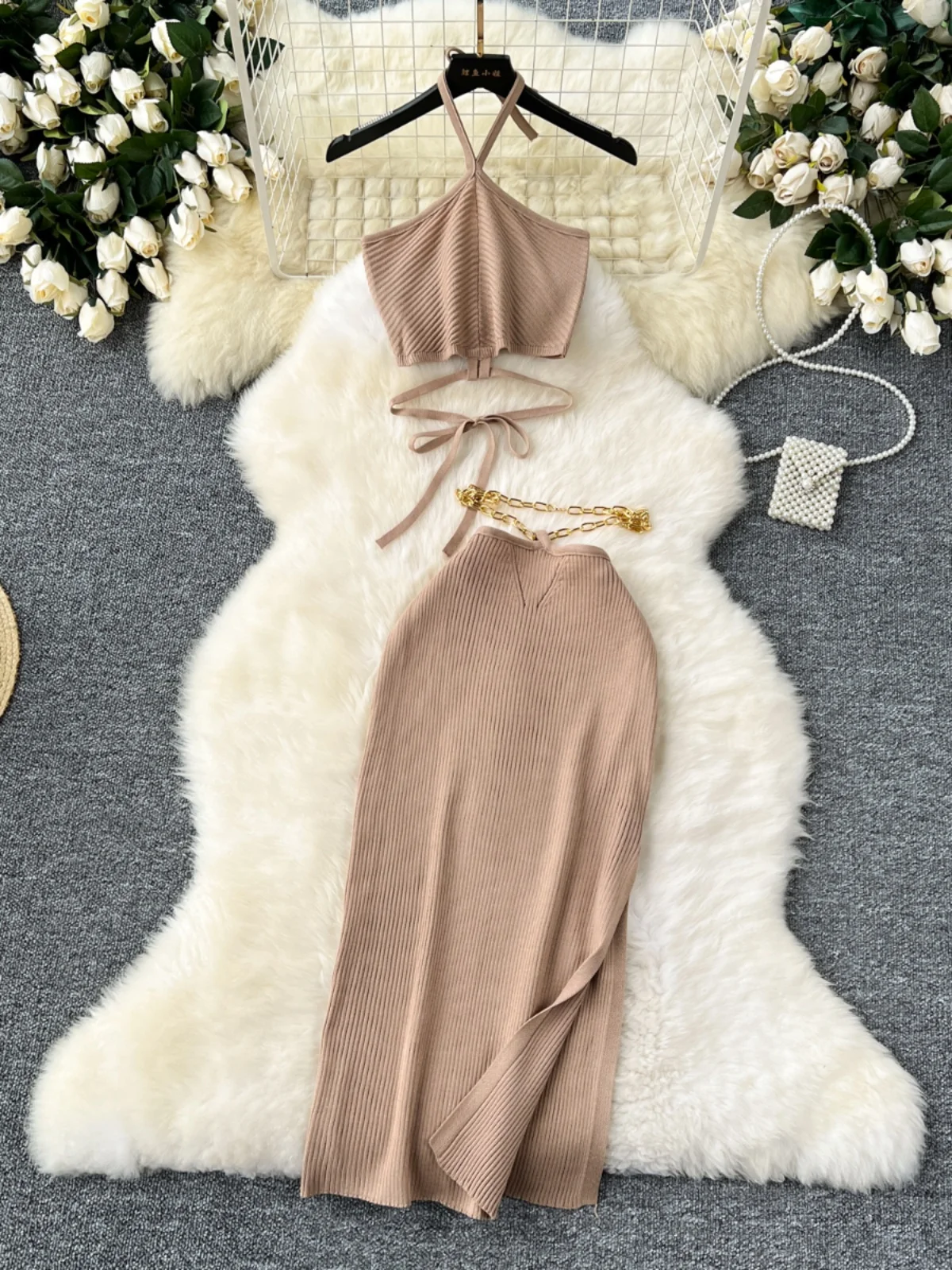 

Сексуальный комплект из вязаного топа и юбки Pure Desire для женщин: укороченный топ с завязками на талии и облегающая юбка с разрезом, подчеркивающая фигуру.