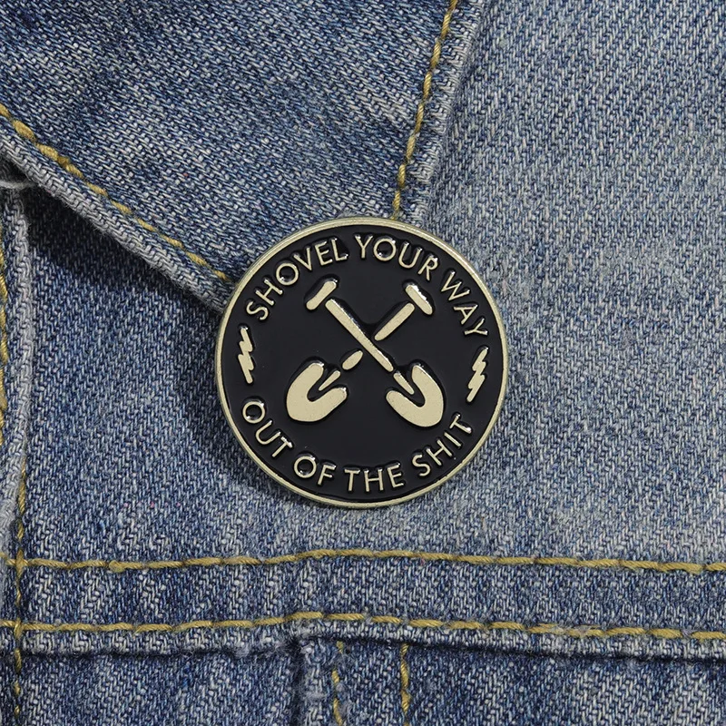 Broche émaillée 'Shovel Your Way Out Of The Shit' avec motif croix, pioche et éclair, style punk inspirant, badge de revers, cadeau pour femme