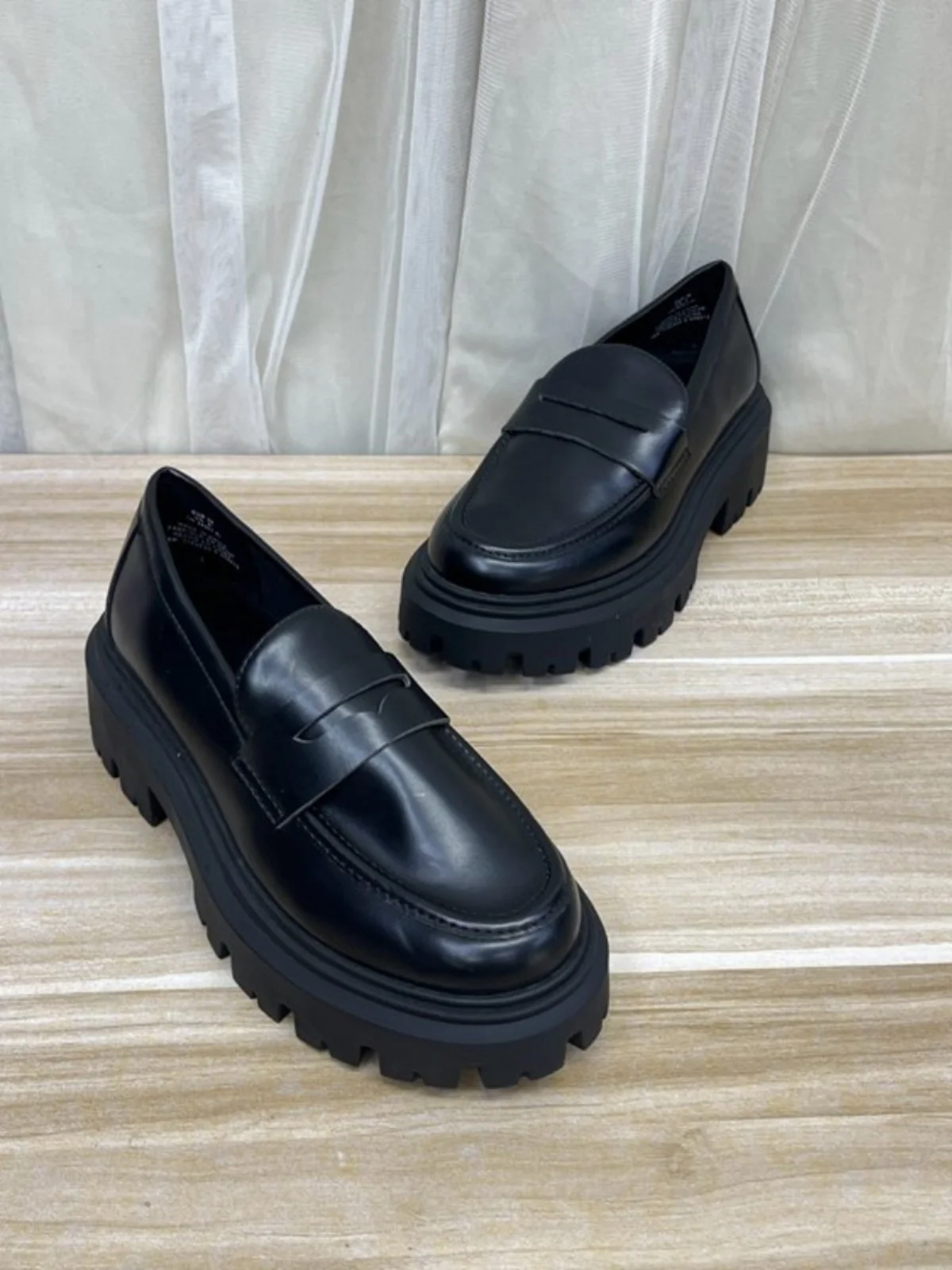 

Женские удобные однотонные туфли без застежек на тонком каблуке, модные, с круглым носком, на высокой резиновой подошве, с внутренней отделкой из синтетической кожи.