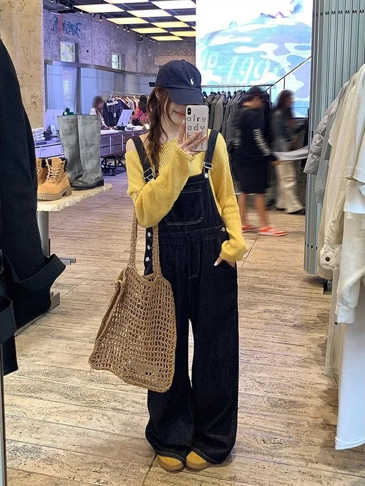 

Женский осенний модный комплект: вязаный топ с круглым вырезом и джинсовый комбинезон, комплект из двух предметов, с открытыми плечами и эффектом омоложения