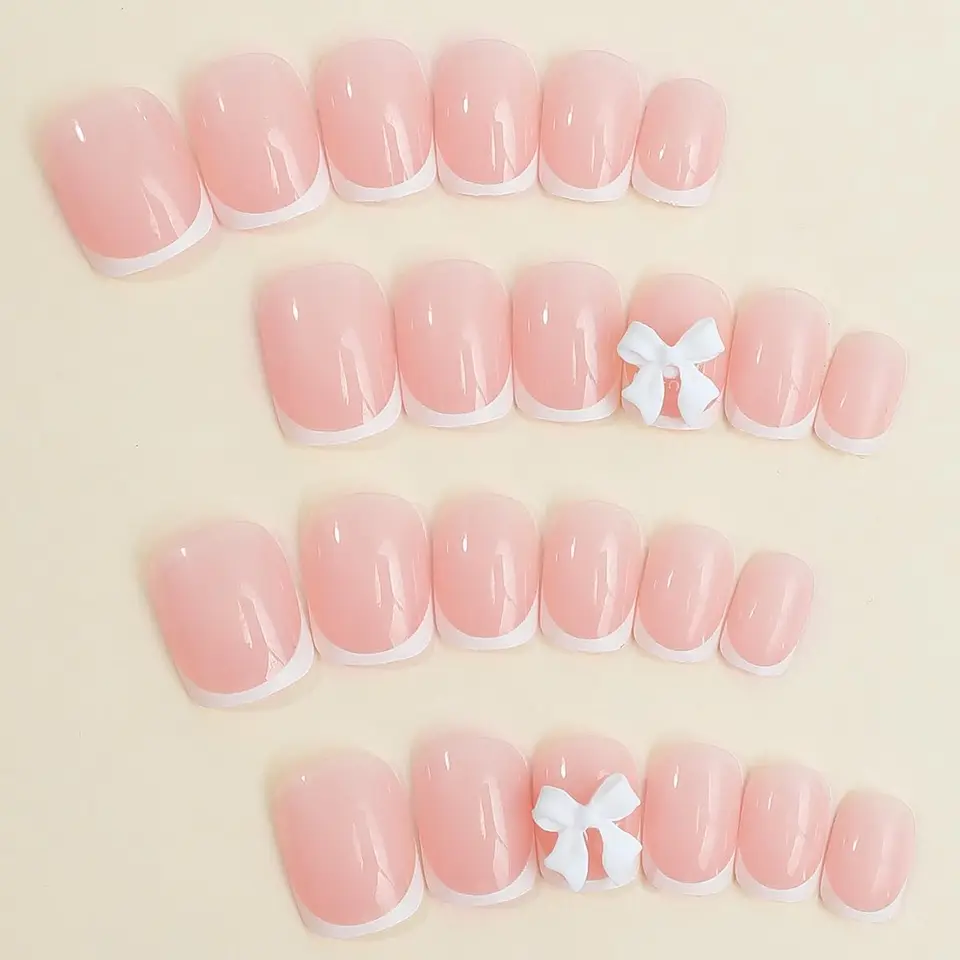 24 uñas postizas cuadradas cortas con borde blanco francés y lazo 3D, acrílicas reutilizables 2
