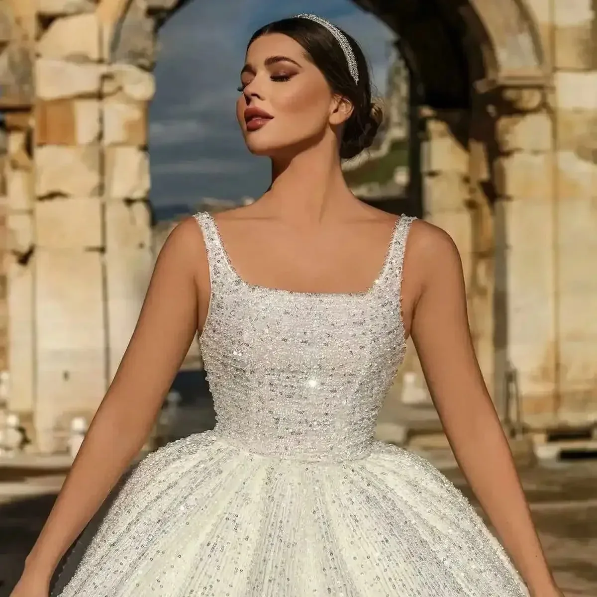 2026 فساتين زفاف فاخرة على شكل كرة رقبة مربعة لامعة مثيرة بدون ظهر فستان زفاف متألق Vestidos De Novia مخصص