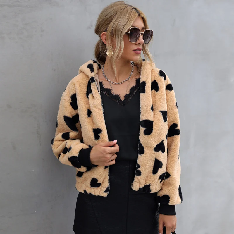 

2025Cool Contrast Color Heart-Shaped Short Coat Women's European American Fashion Autumn and Winter New