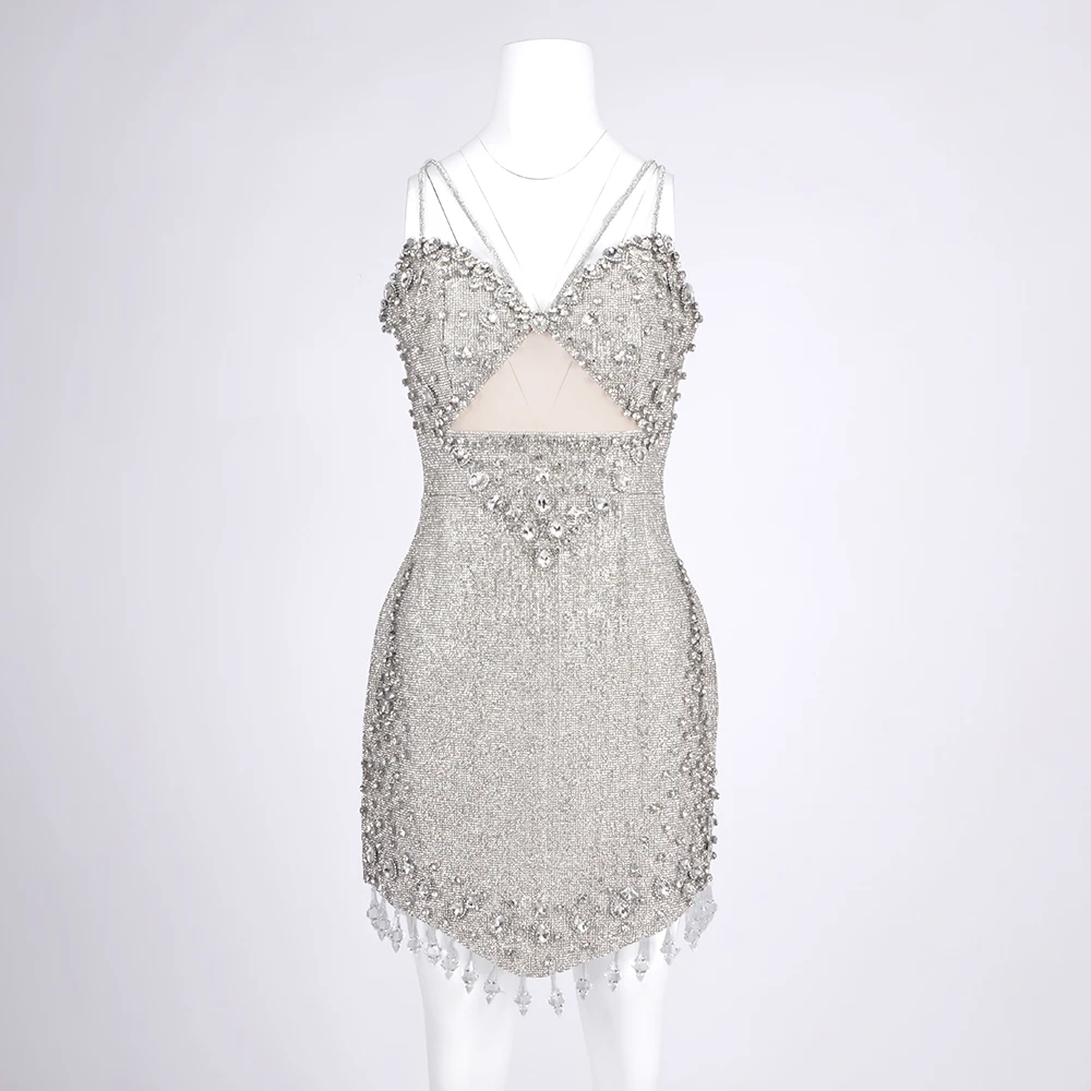 カットアウトディテールのグラマラスビーズシルバーミニプロムドレス – 女性用の輝くノースリーブカクテルパーティーイブニングウェア