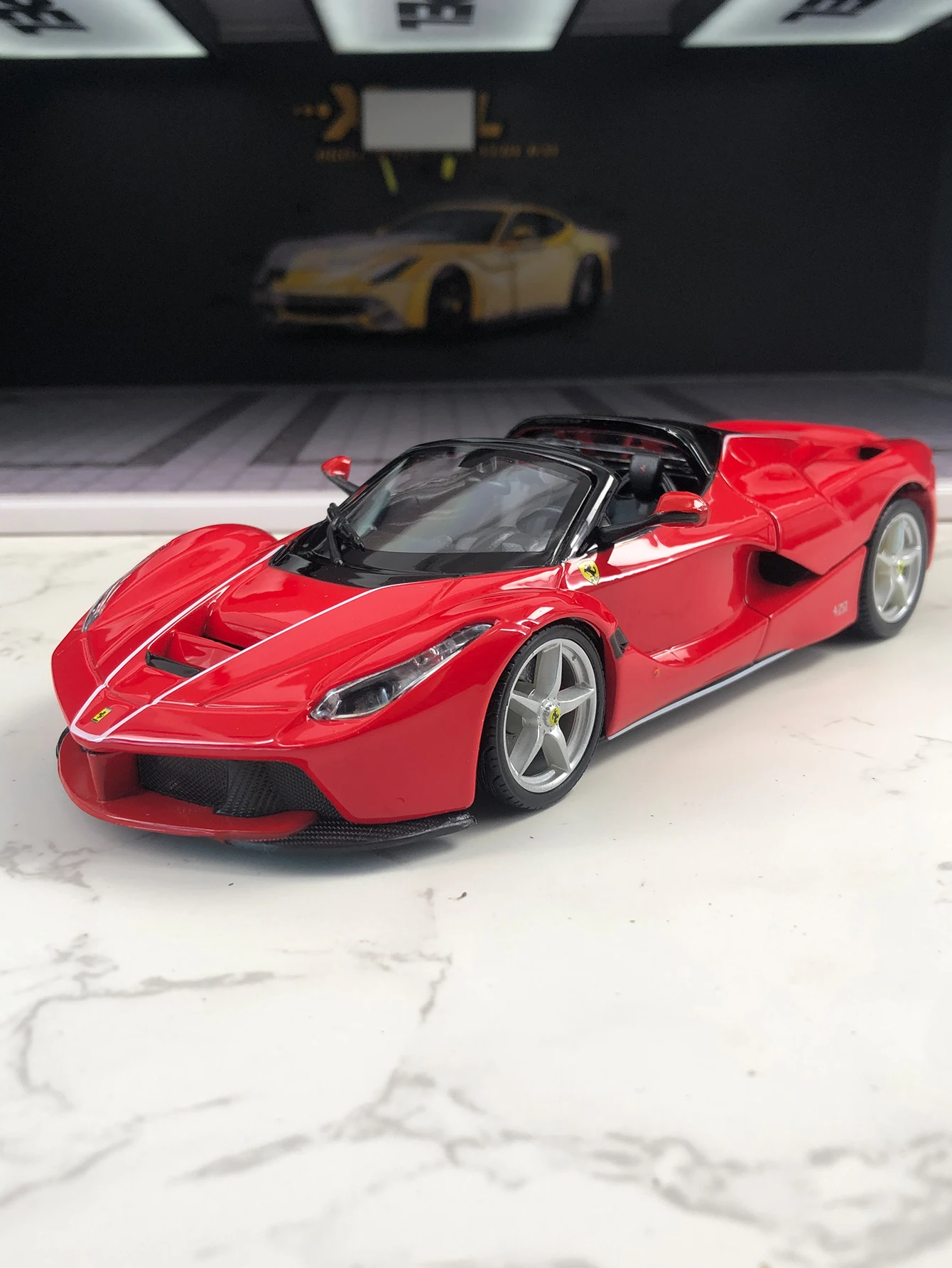 

Bburago 1:24 имитация цинкового сплава Ferrari LaFerrari aperta модель автомобиля, статическое украшение, металлический коллекционный подарочный автомобиль