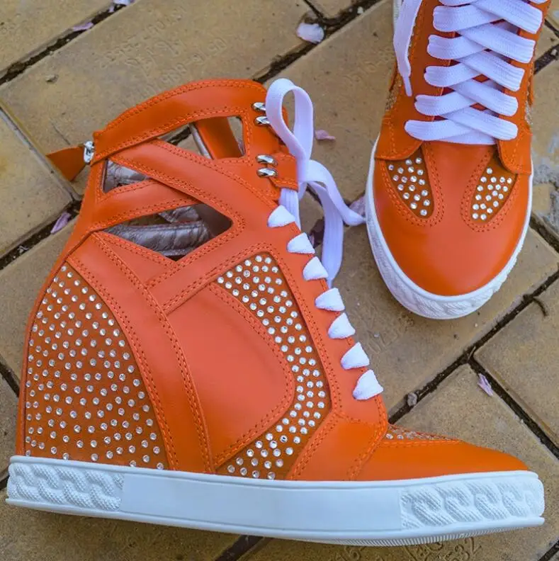 Botines de cuña interior perforados con cristales de gamuza roja y naranja brillante, botines con recorte lateral de retales de cuero de vaca con altura aumentada