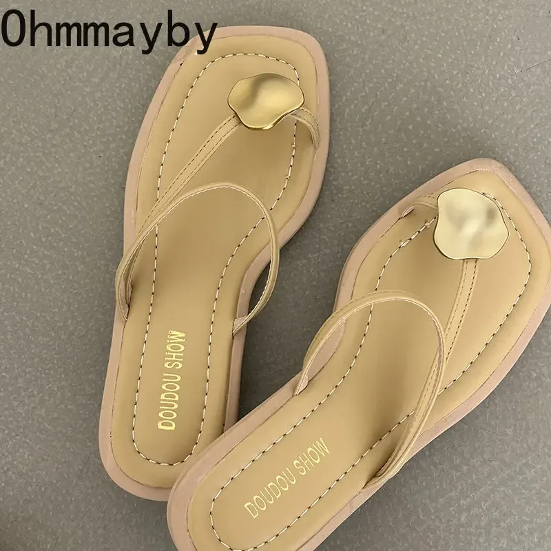 Verão faixa estreita feminino chinelo moda metal decoração de salto baixo deslizamento em senhoras elegante slides casual praia ao ar livre flip flop