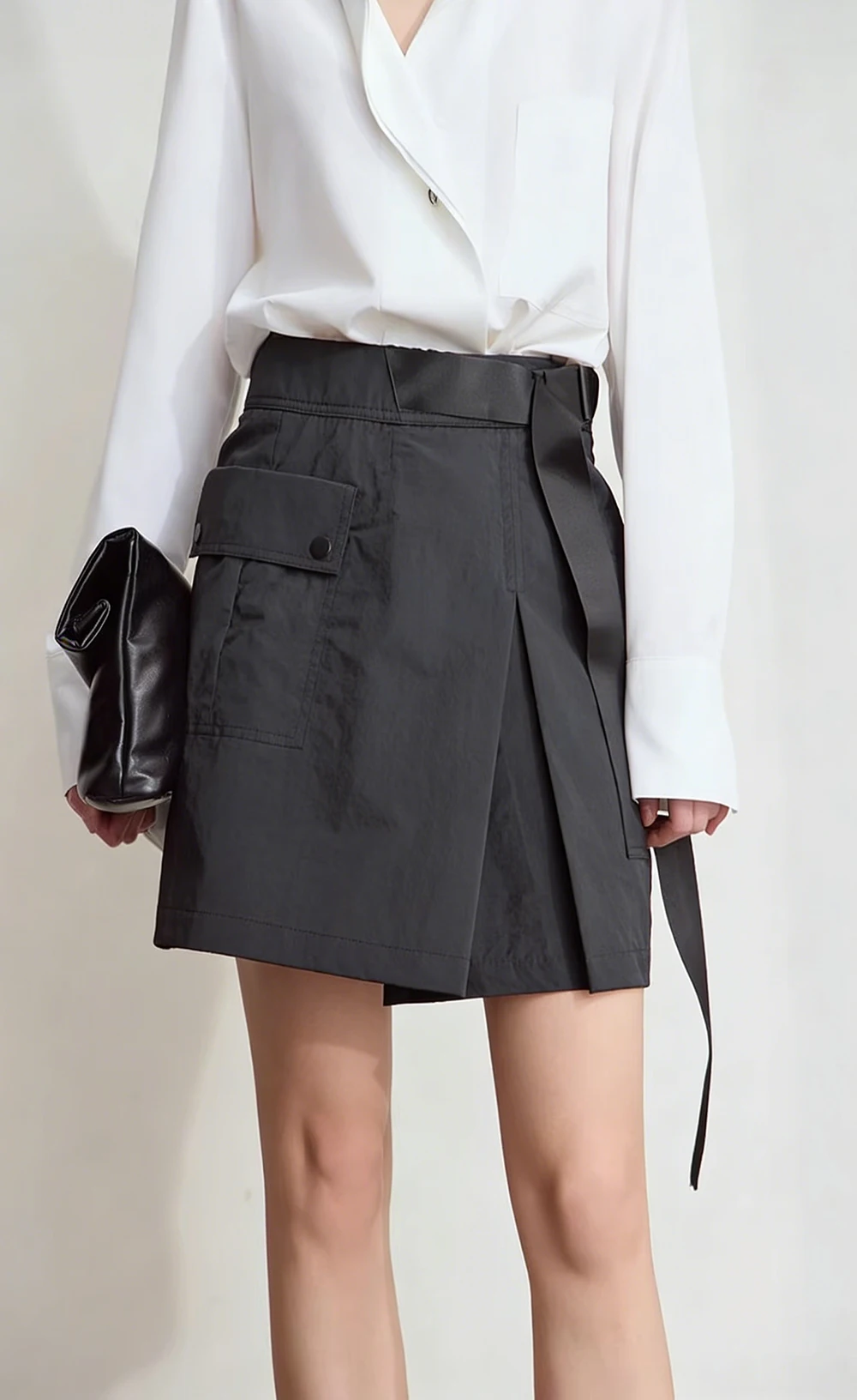 Damen High-Waist A-Linien-Shortsrock mit verstellbarem Gürtel, Seitentaschen & Schlitz am Saum – Schwarzes, vielseitiges Outfit für die legere Bürodame – Detail 2