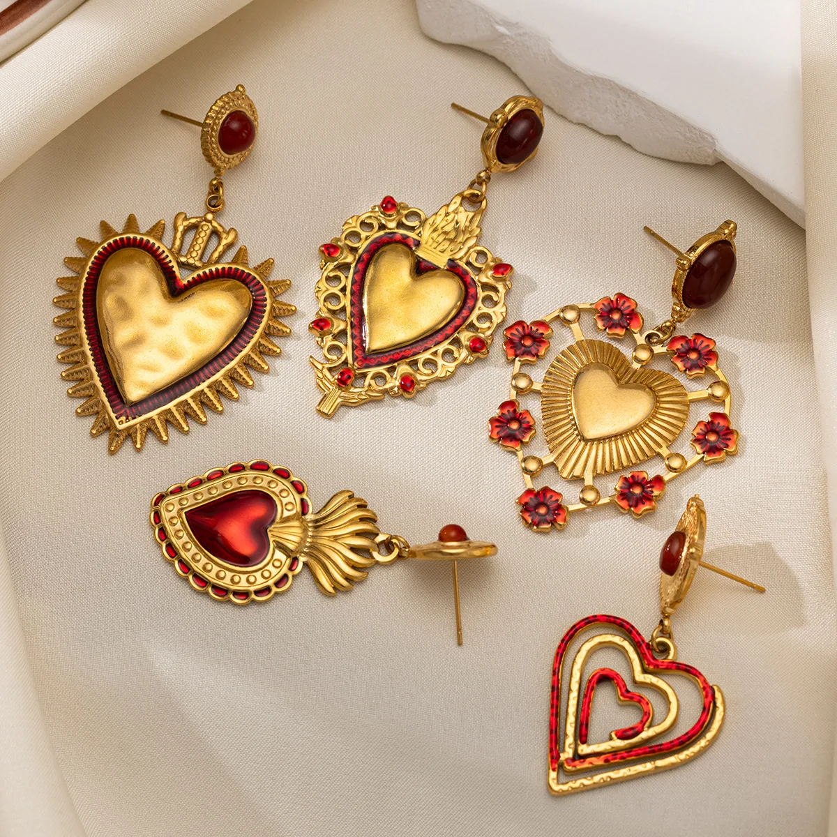 Pendientes de Corazón Sagrado Impermeables y Antideslustre, Pendientes Colgantes de Esmalte Rojo Dorado Vintage, Joyería Hipoalergénica, Regalo para Mujer