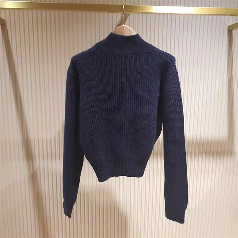 【Cadeau gratuit】 Pull à col haut pour femme, tricot ajusté avec boutons dorés, détail d'épaulette, automne-hiver 2025