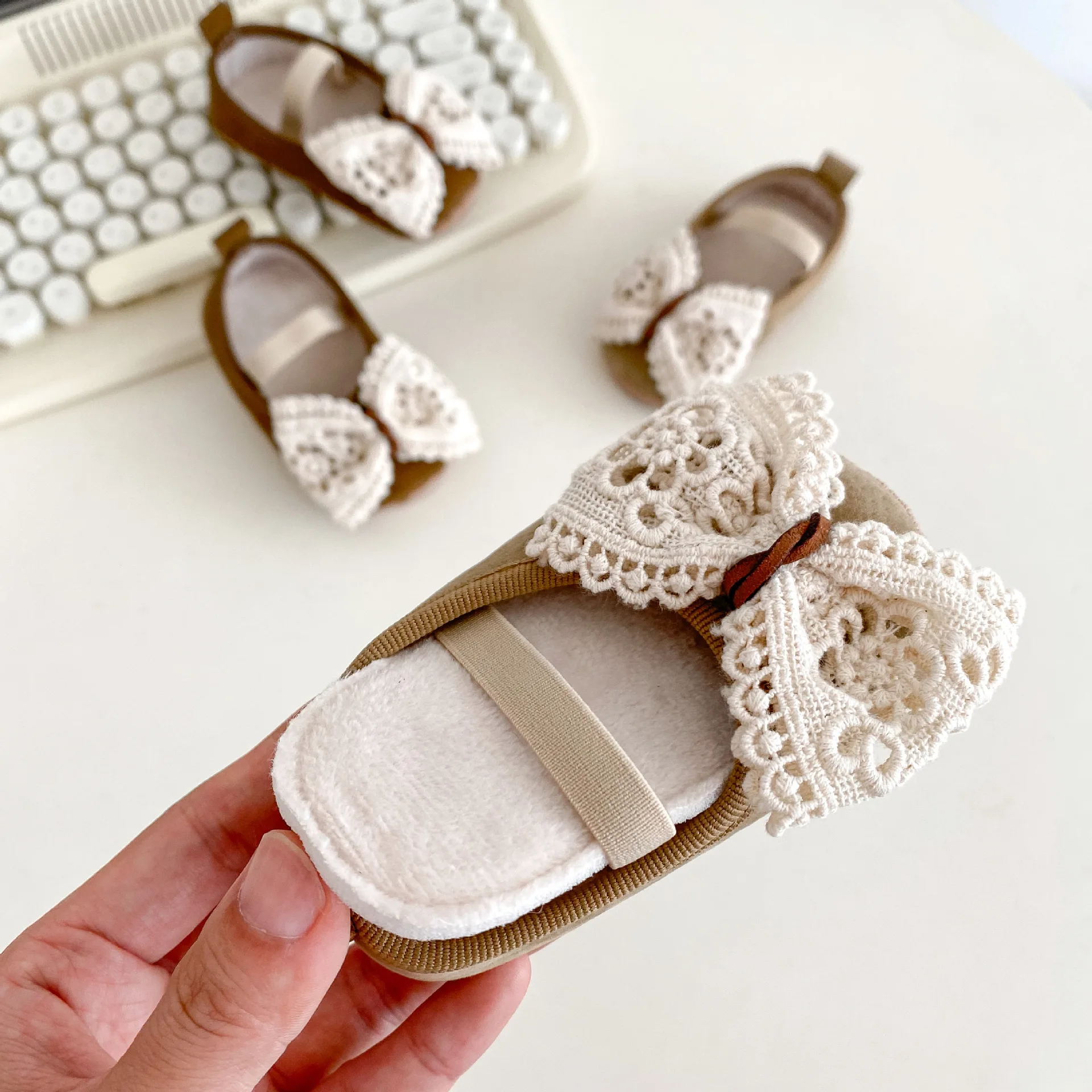 ​ ​ أحذية شتوية لعام 2025 للفتيات الصغيرات مشوا لأول مرة بتصميم فيونكة كبيرة أحذية مبطنة من الجلد الصناعي نعل ناعم مانع للانزلاق 0-18 شهرًا