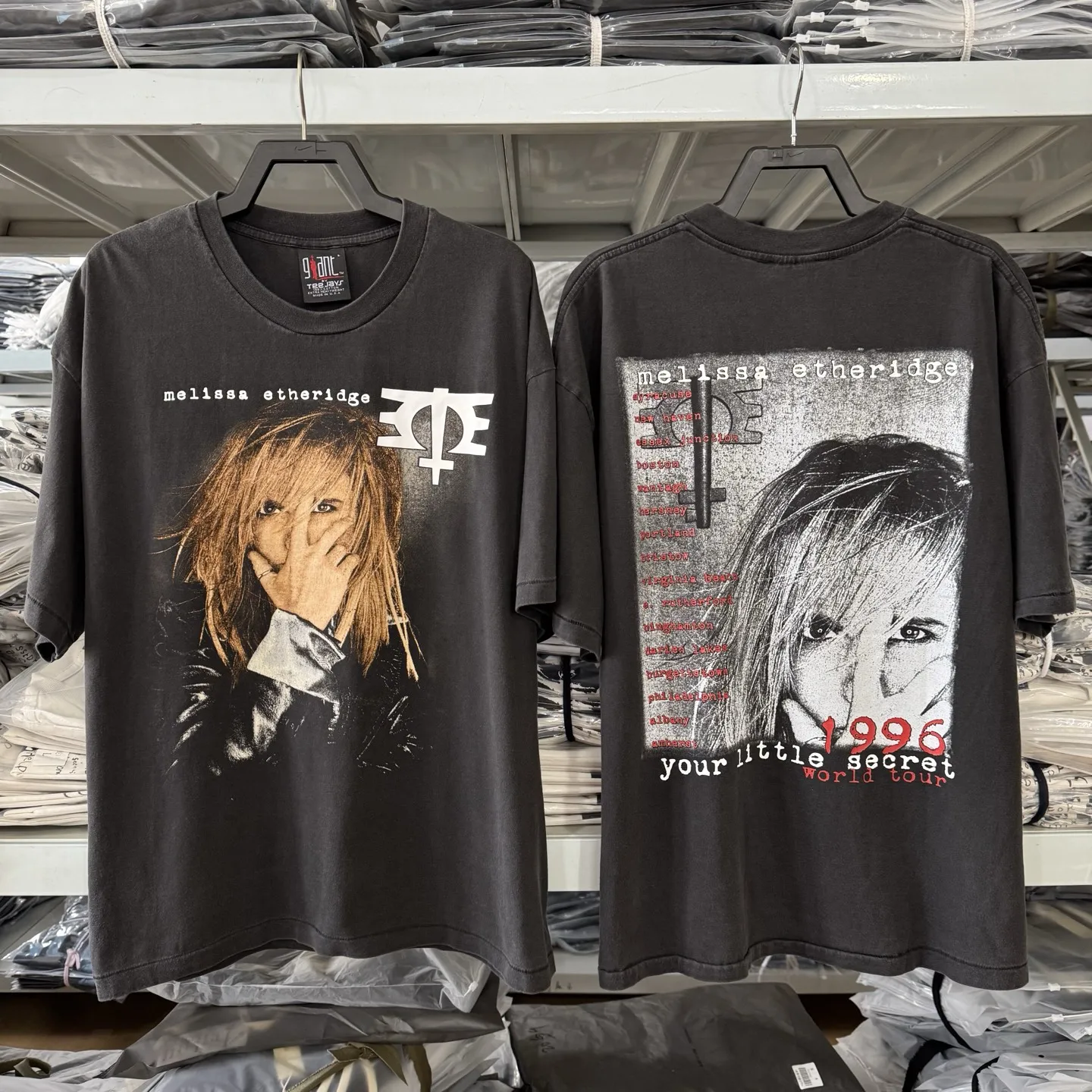 Camiseta Unissex de Manga Curta com Estampa de Serigrafia 'Exploration Long Vtg Melissa Portrait', Corte Tubo Redondo, Estilo...