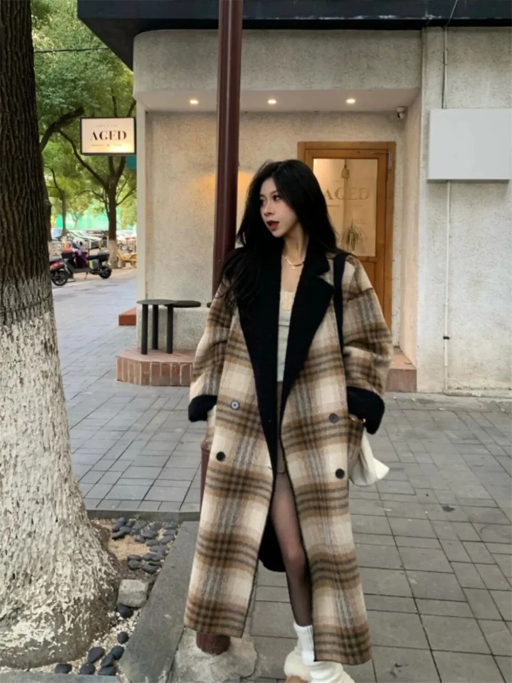 

2024 popular contrast plaid design feeling long-sleeved woolen coat women's autumn and winter long loose warm coat tide