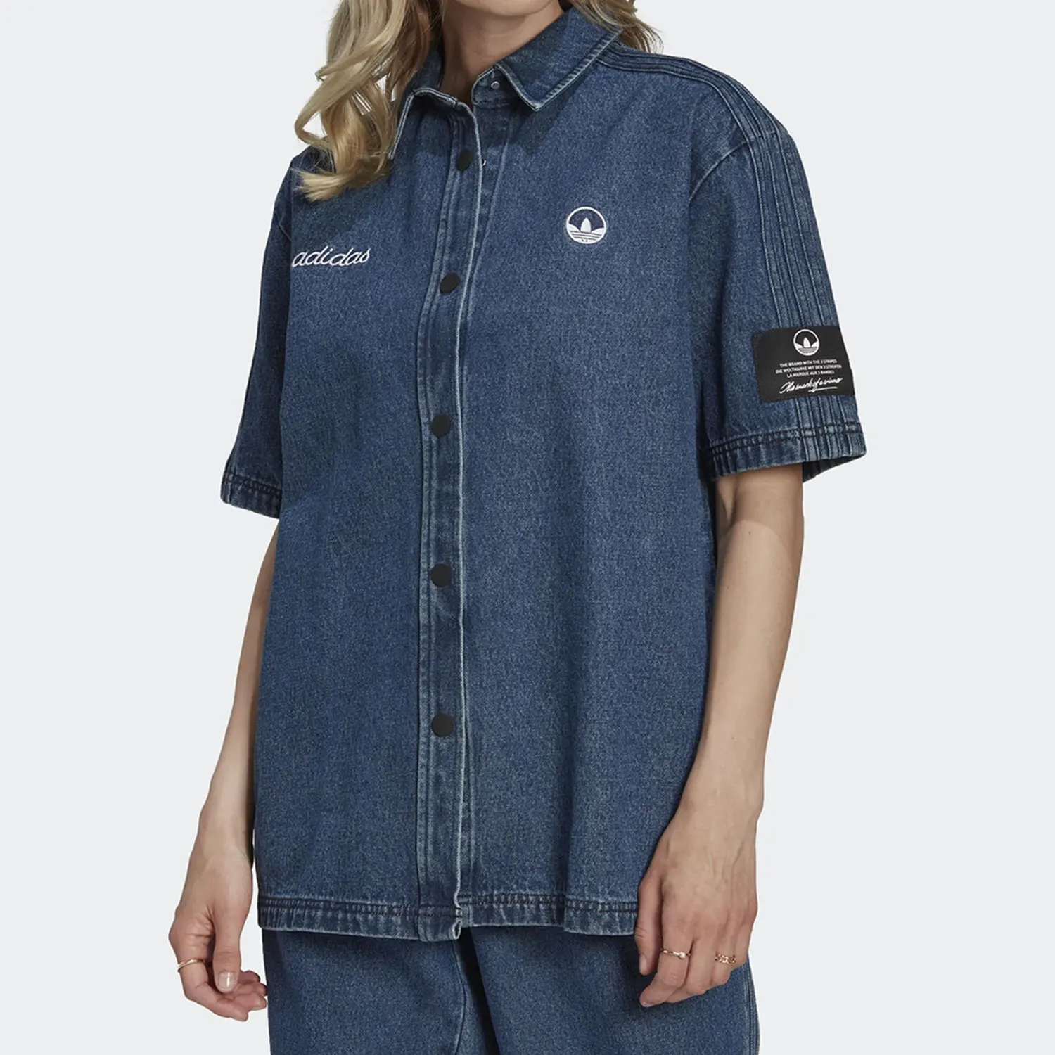 

Официальная женская джинсовая спортивная рубашка Adidas из натуральной DENIM SHIRT с короткими рукавами HL9059