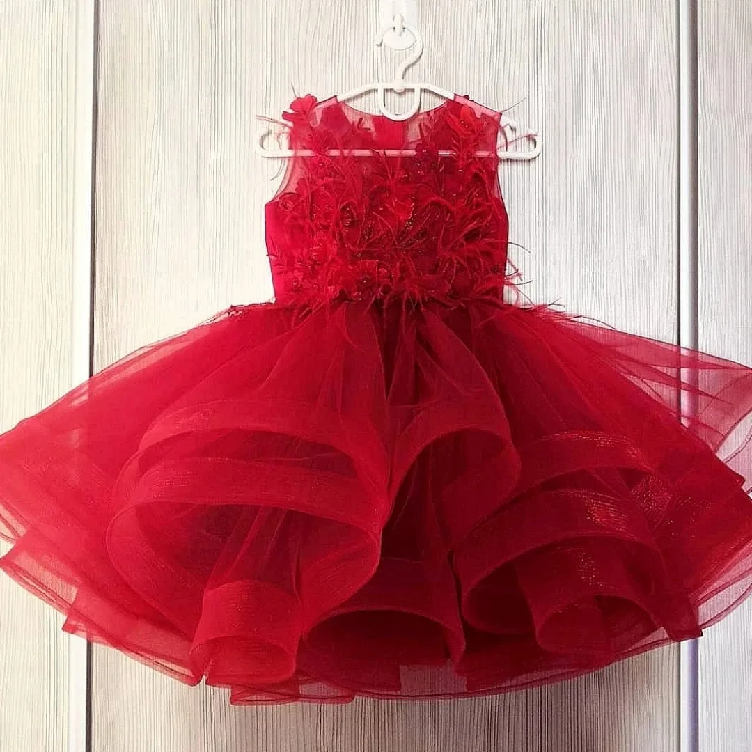 فستان فتاة الزهور الحمراء المخصص مع ريشة مطرزة بفيونكة جميلة أول مناولة لحفلات أعياد الميلاد وحفلات التخرج وحفلات الزفاف #1