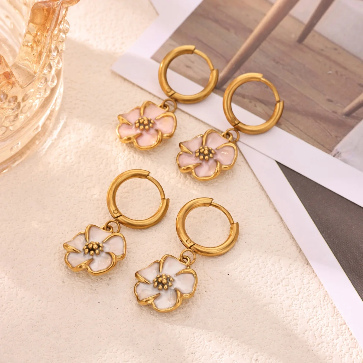 Süße rosa-weiße Emaille-Blumen-Ohrringe, goldfarbener Edelstahl, Blumen-Huggie-Creolen, baumelnde Ohrringe, Damen-Party-Geschenk – Detail 7