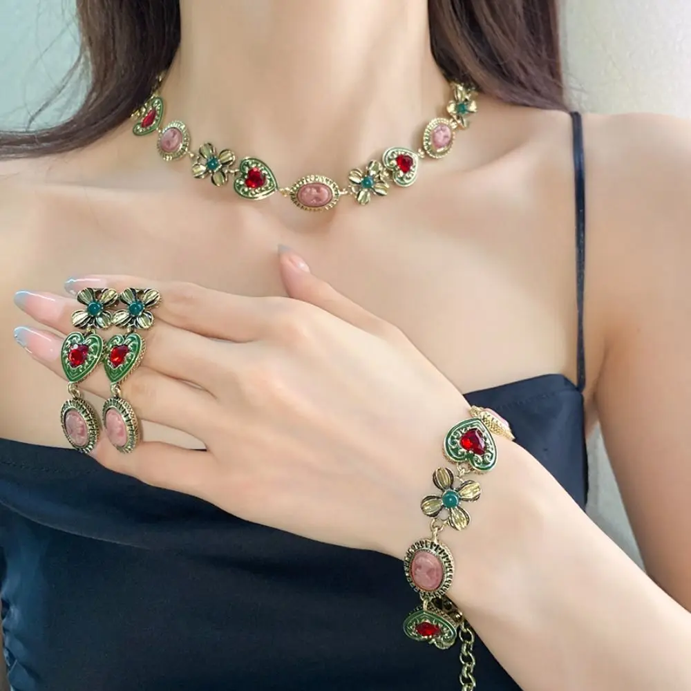

Fashion Elegant Vintage Necklace Set Alloy Shiny Heart Cameo Jewelry Set Clavicle Chain Flower Retro Emboss Earrings Banquet