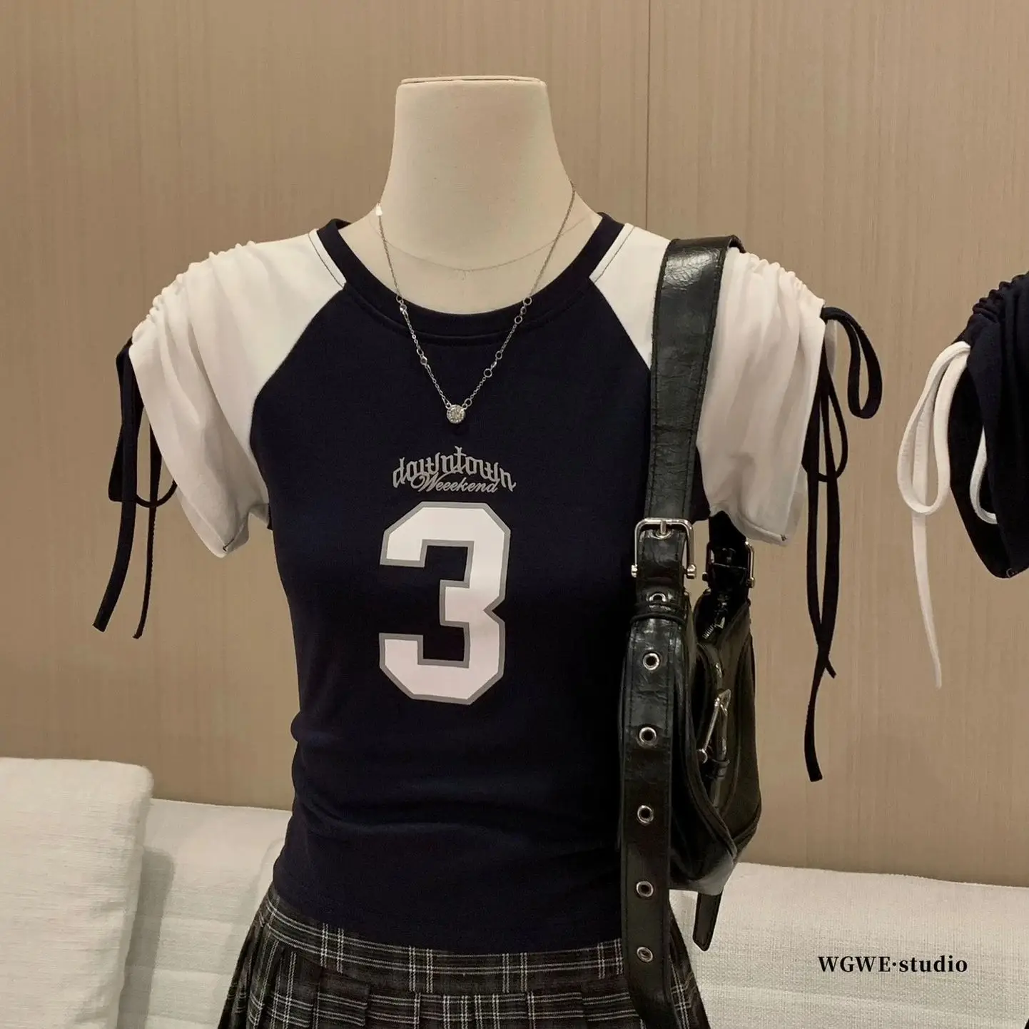 2025 صيف جديد فتاة حار مزاجه تنوعا فضفاضة عادية مائلة الكتف واحد الكتف تي شيرت مخطط المرأة