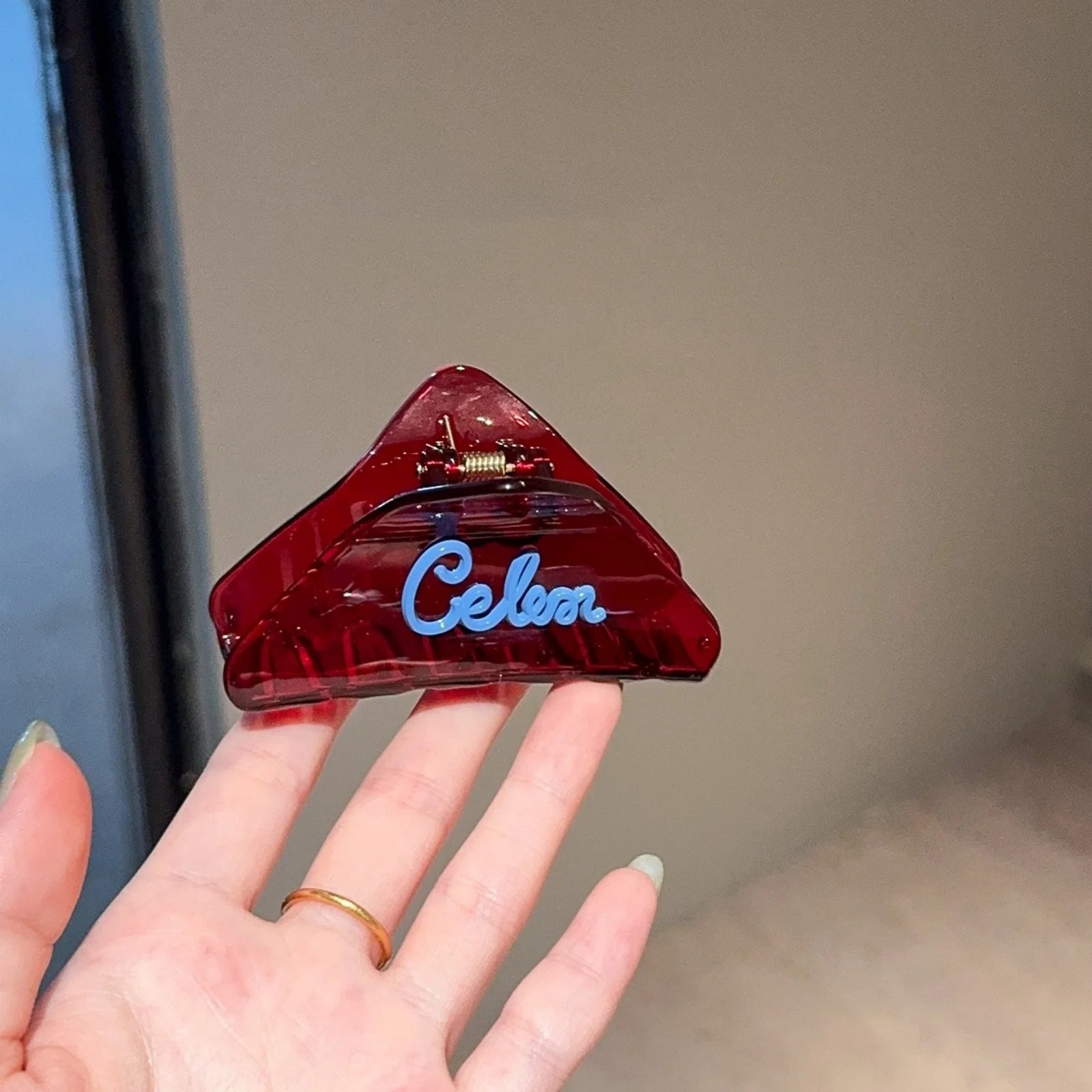 1 Stück Cuckoo Sauce Koreanischer Designer-Stil Buchstaben-Dreieck-Klauenklammer, Nischen-Original-Haifischklammer für halbhohe Frisuren, kleine Größe