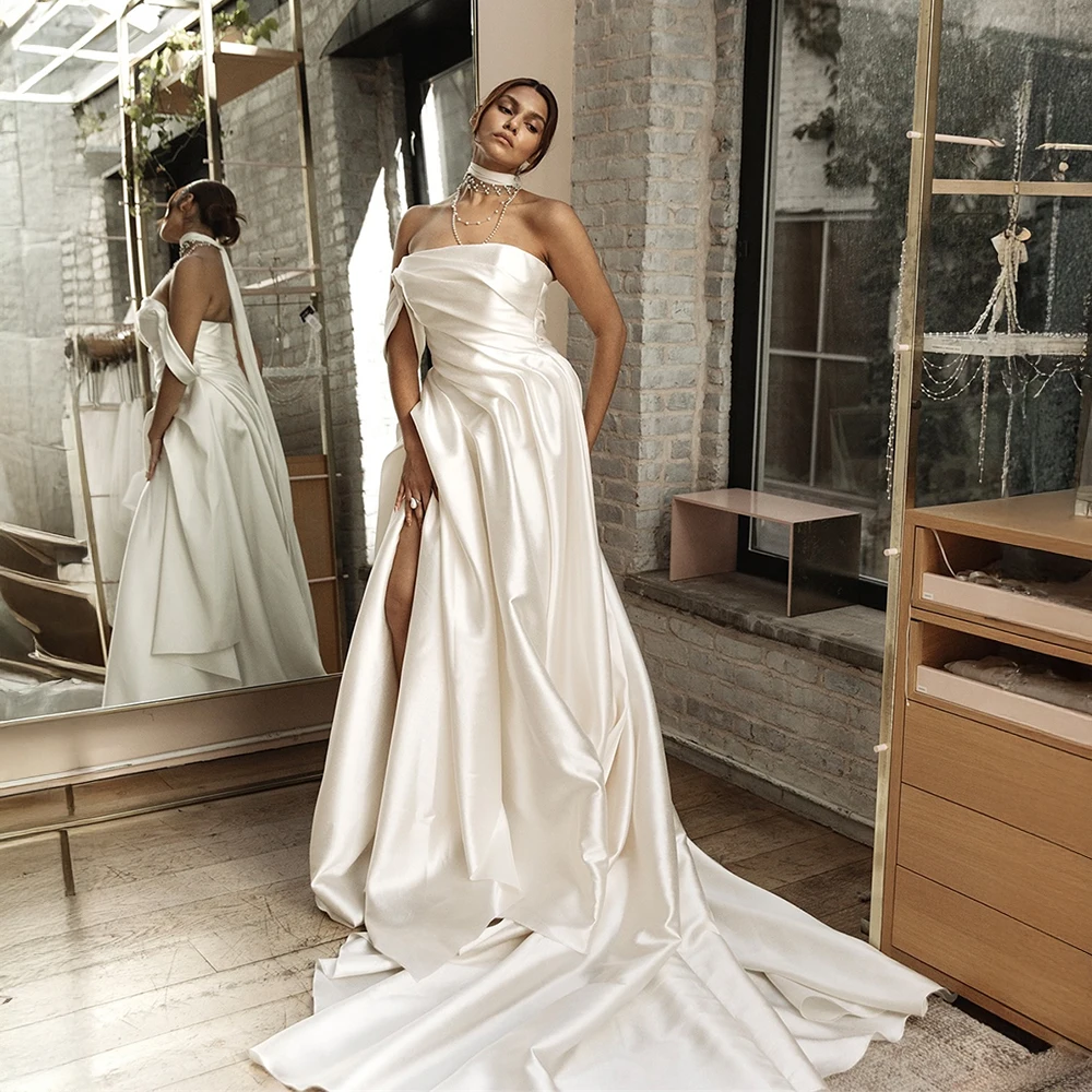 فستان زفاف مخصص من الساتان بدون حمالات مع فتحة عالية وتفاصيل مكشكشة، فستان زفاف أنيق للعرائس الحديثة #1