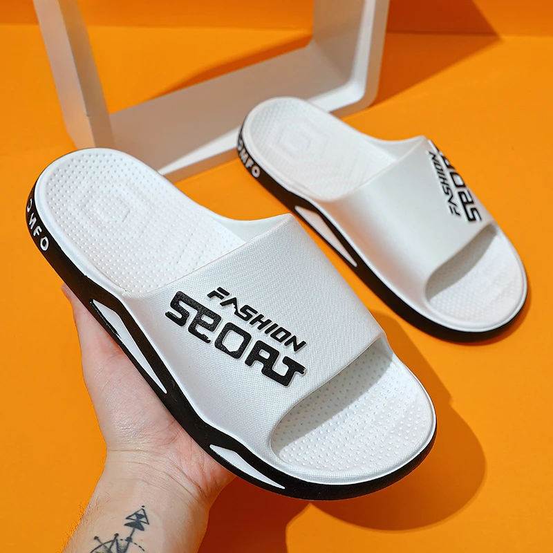 Tren 2024 pria sandal datar sepatu pantai untuk wanita PVC sol lembut sandal Flip flop pasangan Non-slip kamar mandi sandal pijat