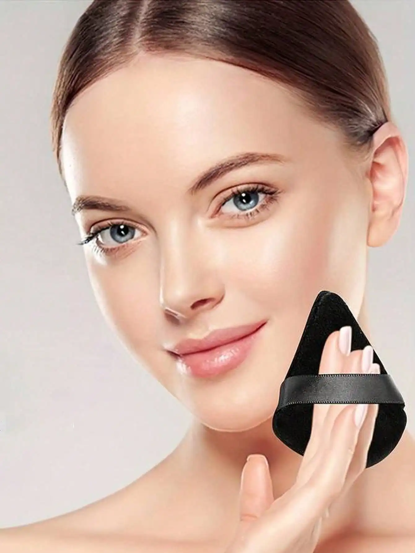 The triangular velvet powder puff is made of ultra-soft velvet and is suitable for contouring, eye area and corner of the eyes.