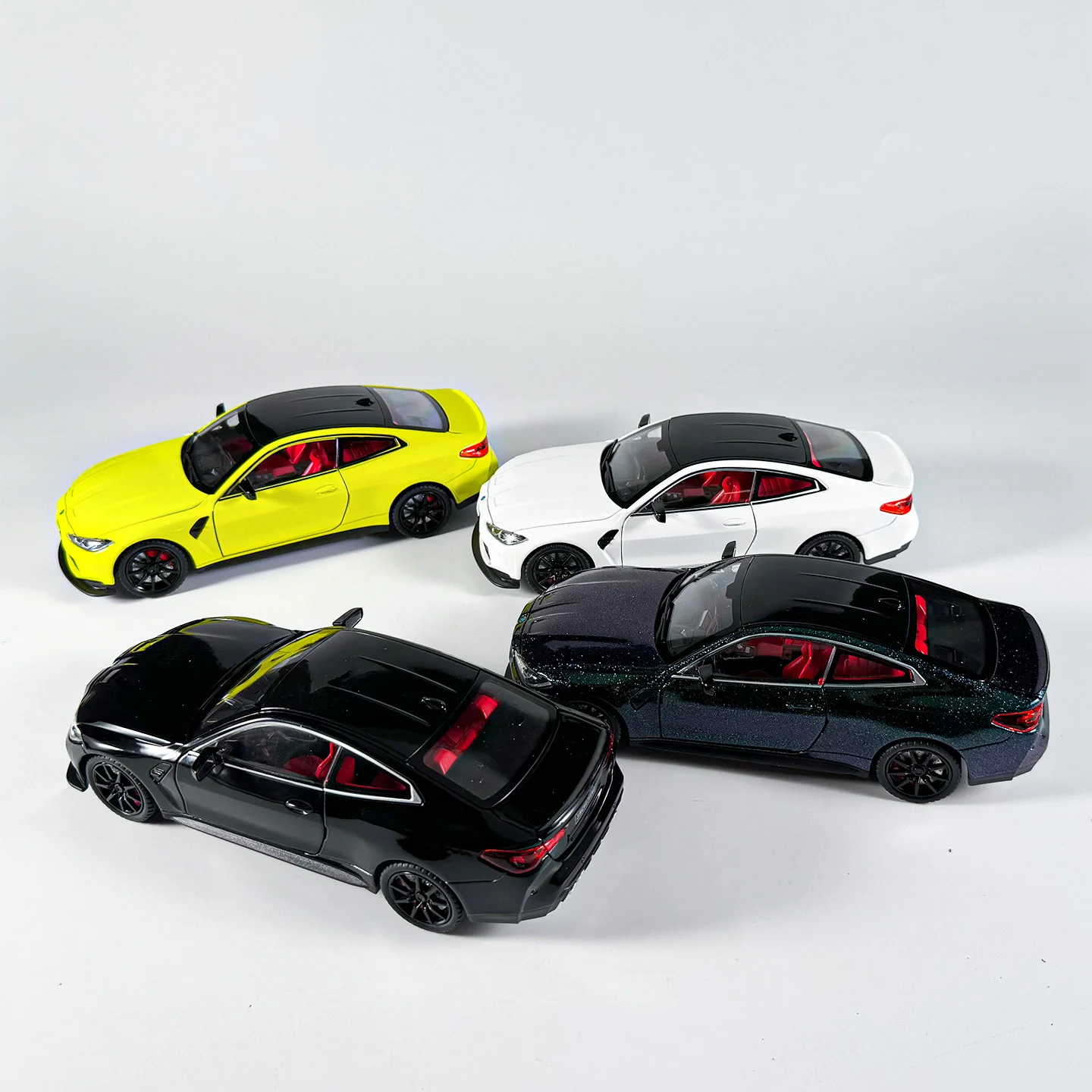 Model M4 ze stopu metalu w skali 1:24, symulowane dźwięki i światła, wykwintne ozdoby na stół, najlepszy przedmiot kolekcjonerski dla miłośników modeli samochodów.