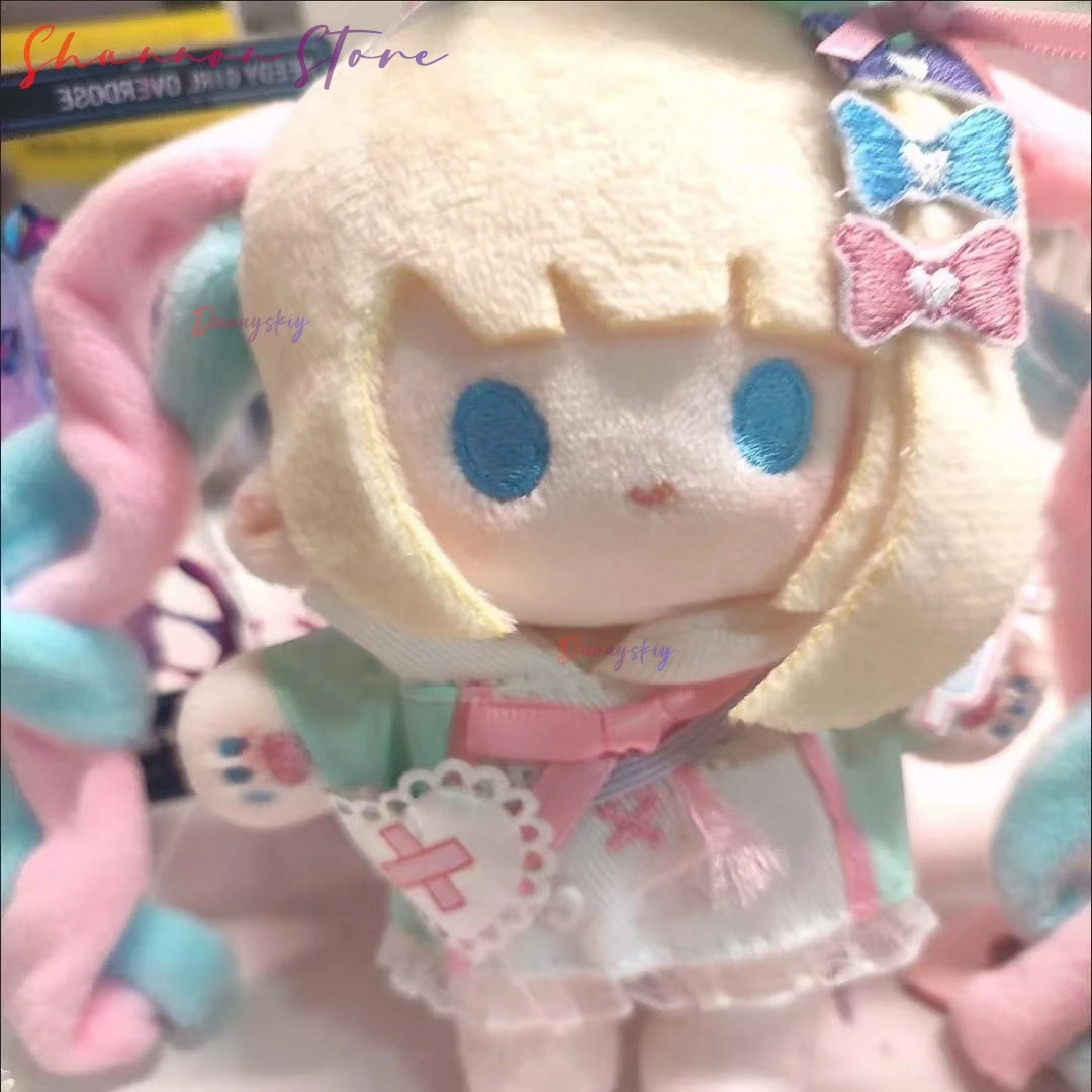 

Needy Girl Overdose Super Amane 코스프레 Plush Accessory - 10cm Size, Pastel Outfit with Pink Bows & Cross Detail Anime Role-Play