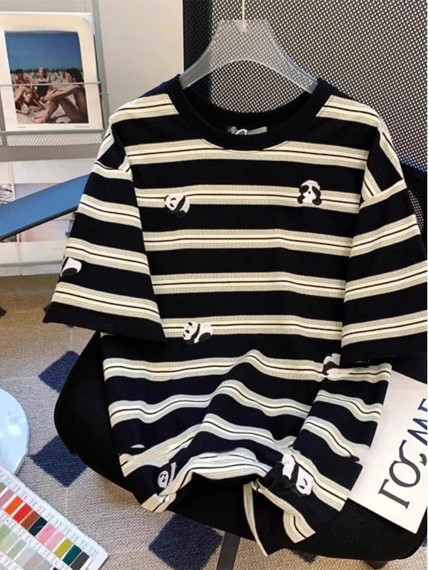 

Футболка с принтом панды, размер 300, с коротким рукавом, черно-белыми полосками, летняя, для пар, хлопковая, базовая, черная, с белыми полосками