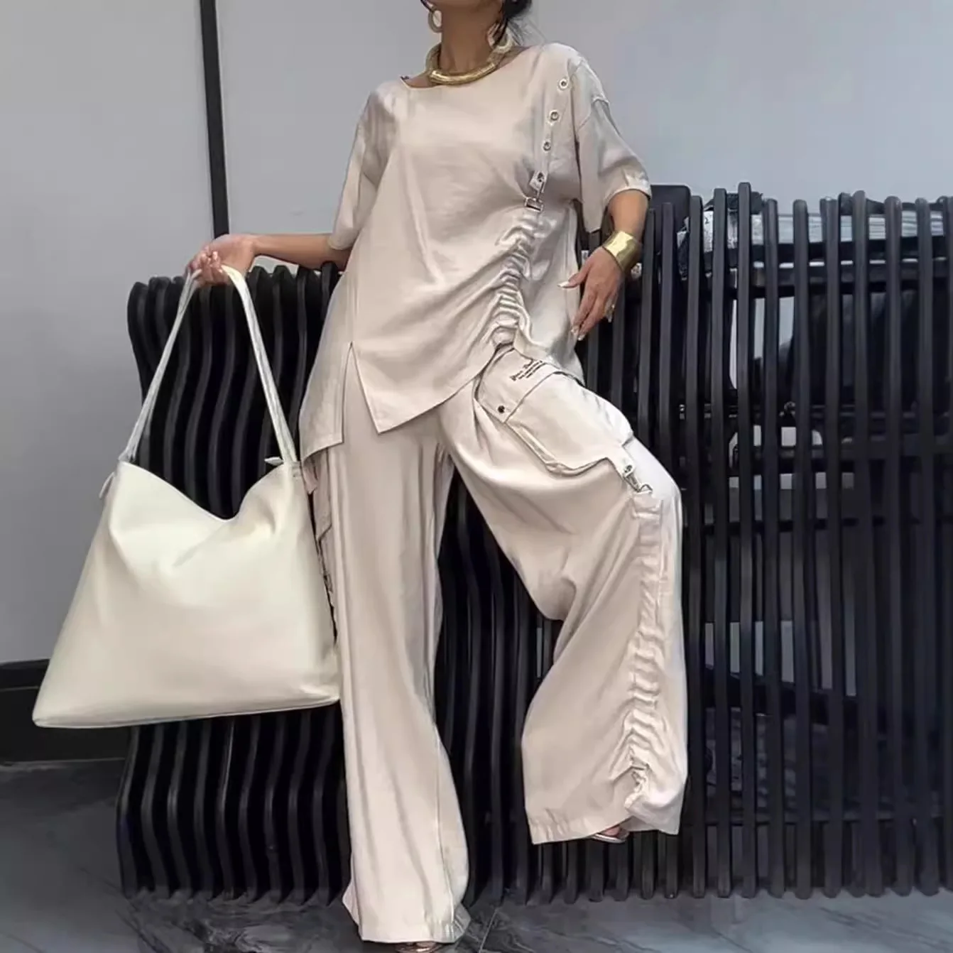 

2025 Summer New Women's Suit Fashionable Casual Round Neck Design Short-sleeved T-shirt Trousers Polyester Fiber Two-piece Set