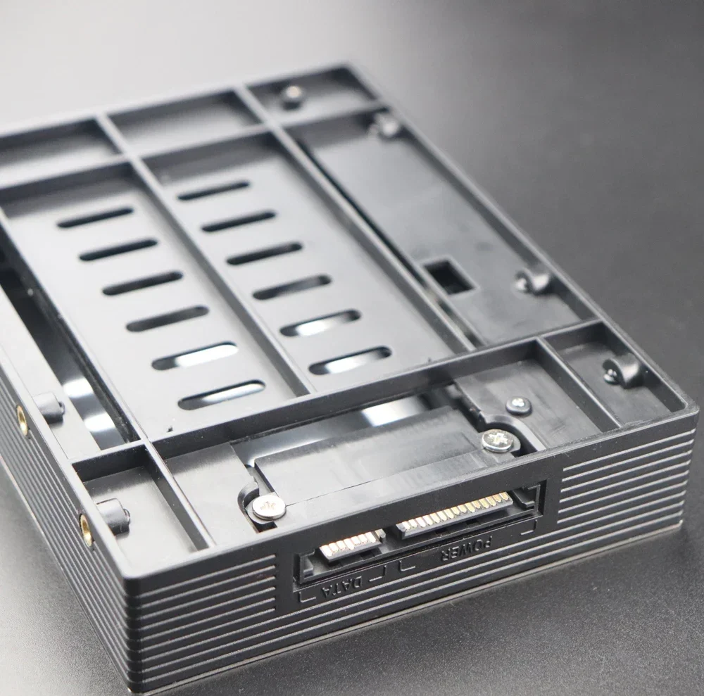 2.5นิ้วถึง3.5นิ้วเเบบภายในฟล็อปปี้ดิสก์ SATA III 6Gbps ไม่มีถาดวางมือถือสำหรับ2.5 "HDD SSD ฮาร์ดไดรฟ์ backplane Enclosure