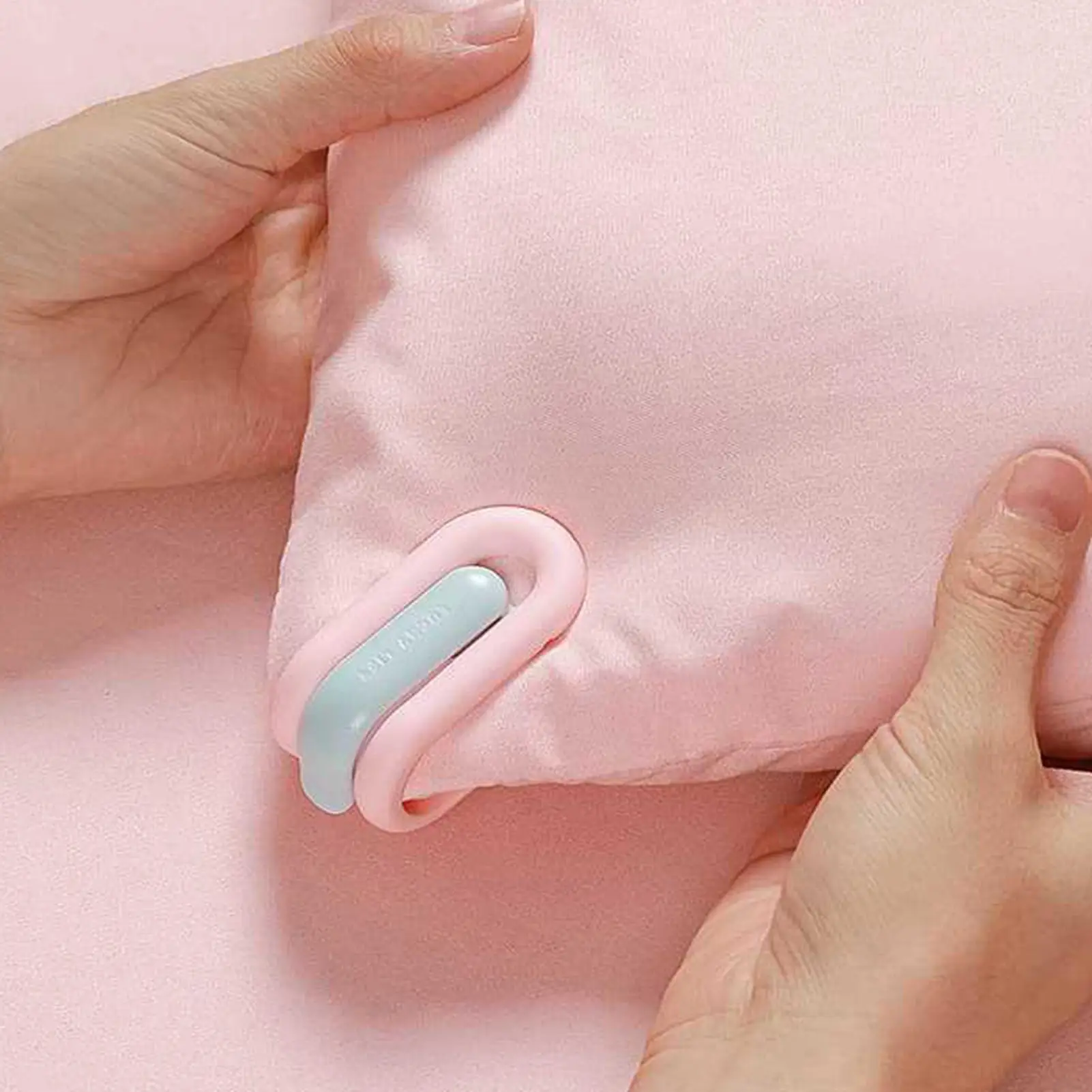 Comforter Clips No Pins Quilt Fixer Clip 12 Pieces Reusable Bedding Holder Clamps Blanket Fixation Grippers Prevent Bunching