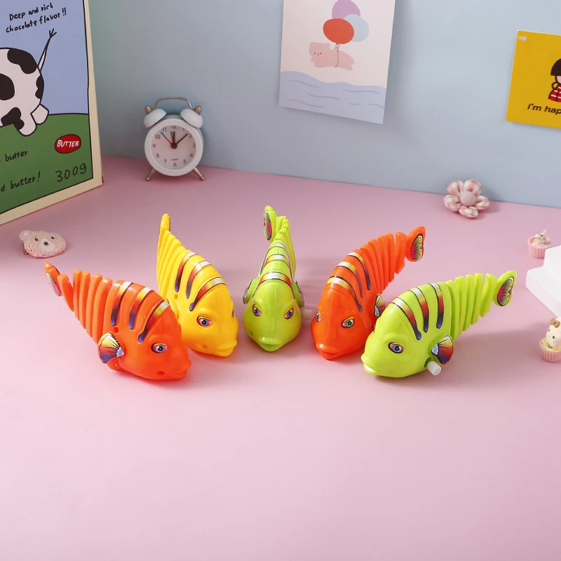 Plastic Wind-Up Wiggle Fish Toys Running Clockwork Classic Toy Newborn Spring Toys for Children