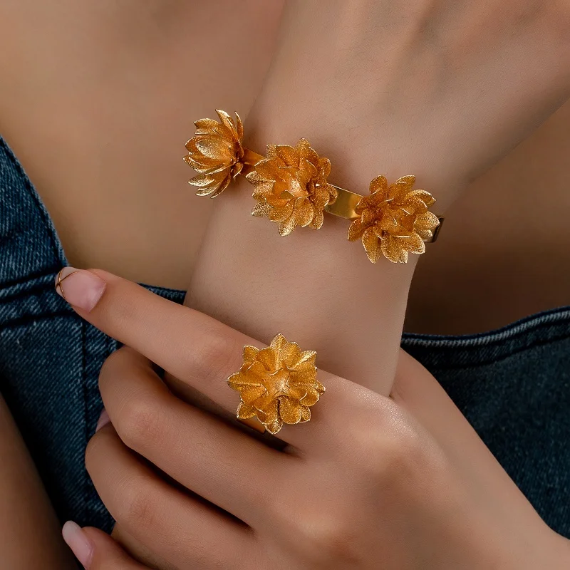 

2025 New Trend Women's Jewelry Set Exquisite Daily Use Flower Bracelet Ring Fashion Classic Girl Party Decoration Gift
