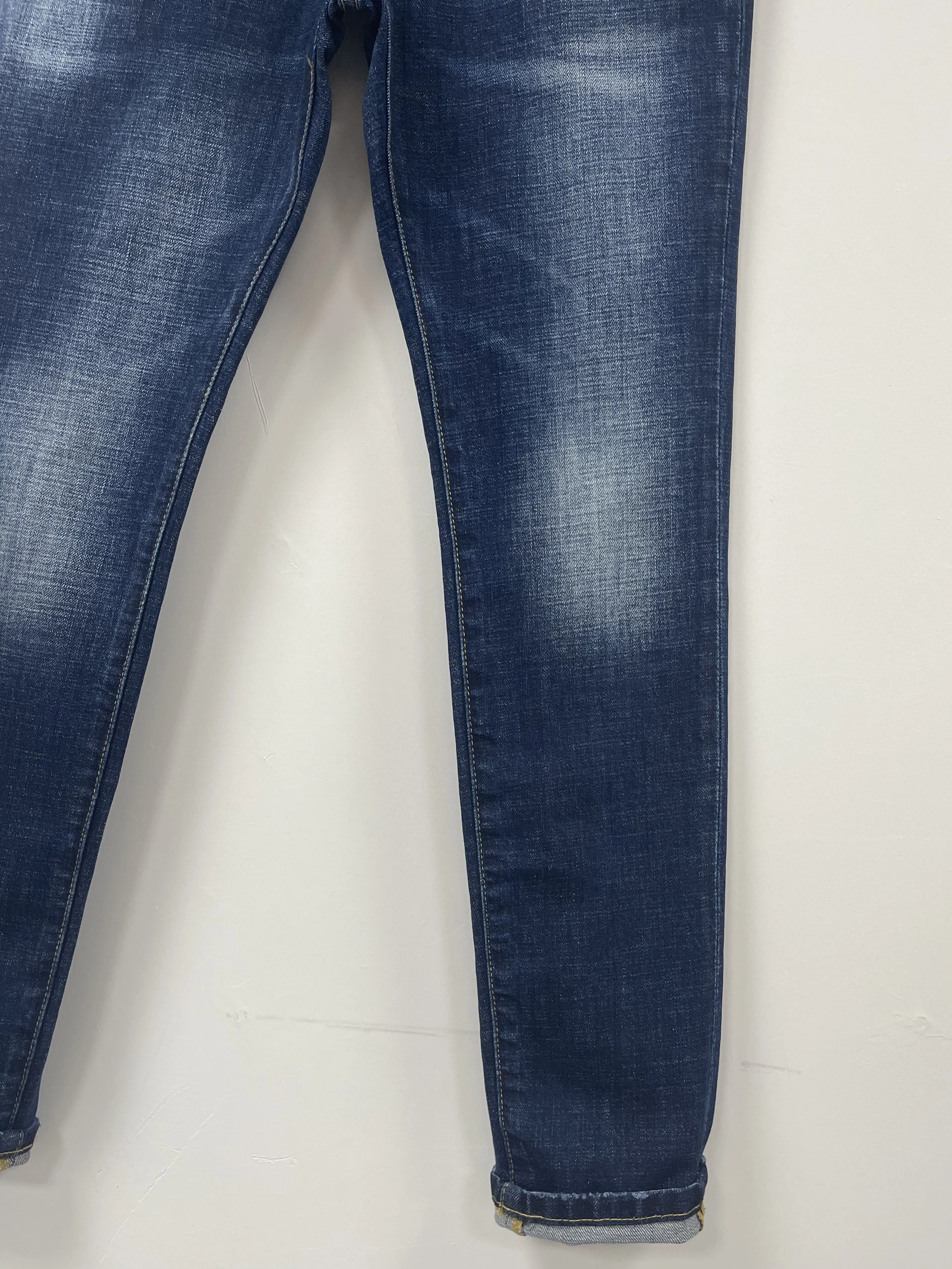 2024 Spring and Autumn New Water Wash Worn Hole Black Micro Elastic Embroidered Logo Emblem Straight Barrel D2 Jeans for Men